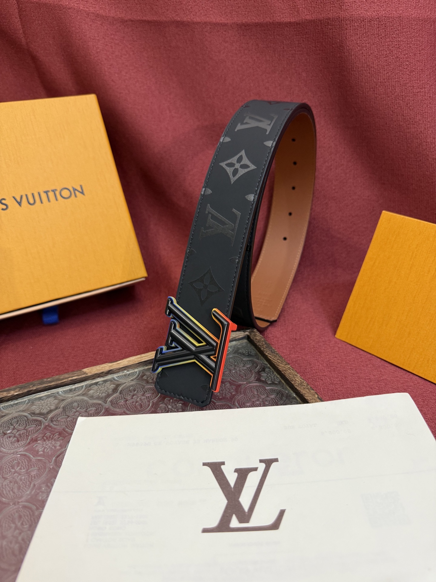 LV Dimension 4.0双面腰带将经典格调引入新颖尺幅设计。皮革压印 LV 字母和 Monogr