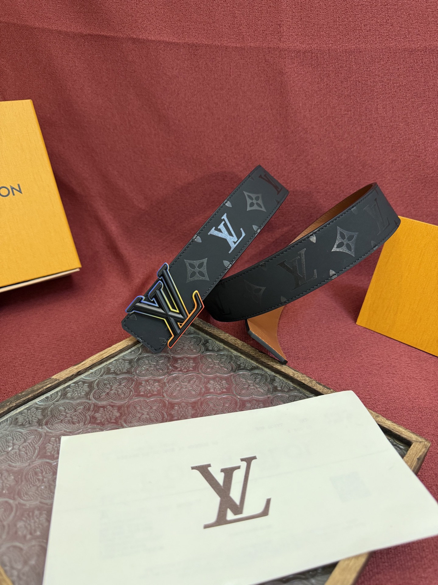 LV Dimension 4.0双面腰带将经典格调引入新颖尺幅设计。皮革压印 LV 字母和 Monogr