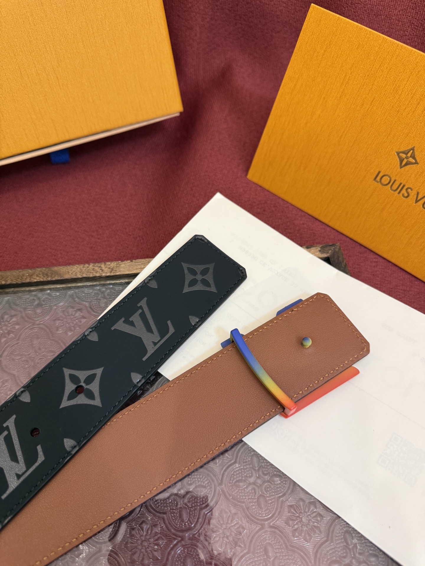 LV Dimension 4.0双面腰带将经典格调引入新颖尺幅设计。皮革压印 LV 字母和 Monogr