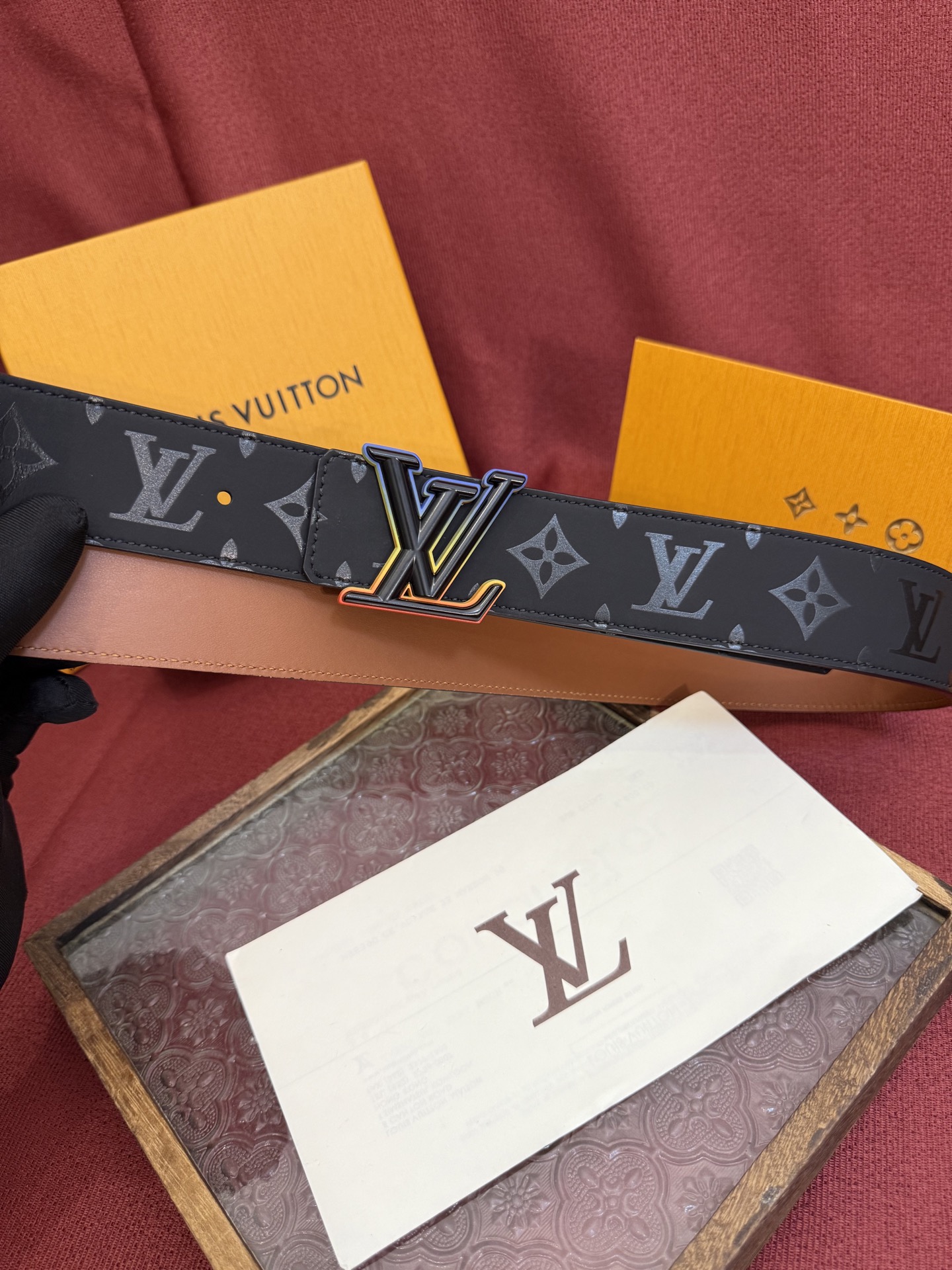 LV Dimension 4.0双面腰带将经典格调引入新颖尺幅设计。皮革压印 LV 字母和 Monogr