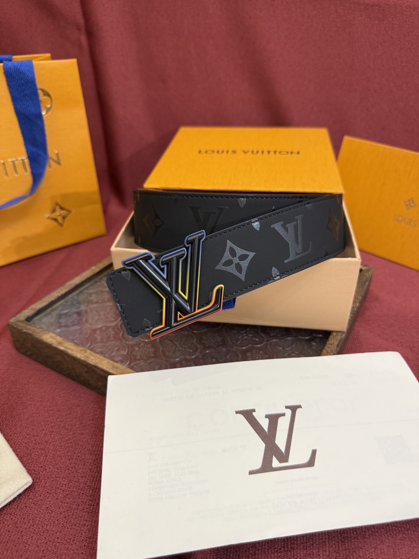 LV Dimension 4.0双面腰带将经典格调引入新颖尺幅设计。皮革压印 LV 字母和 Monogr