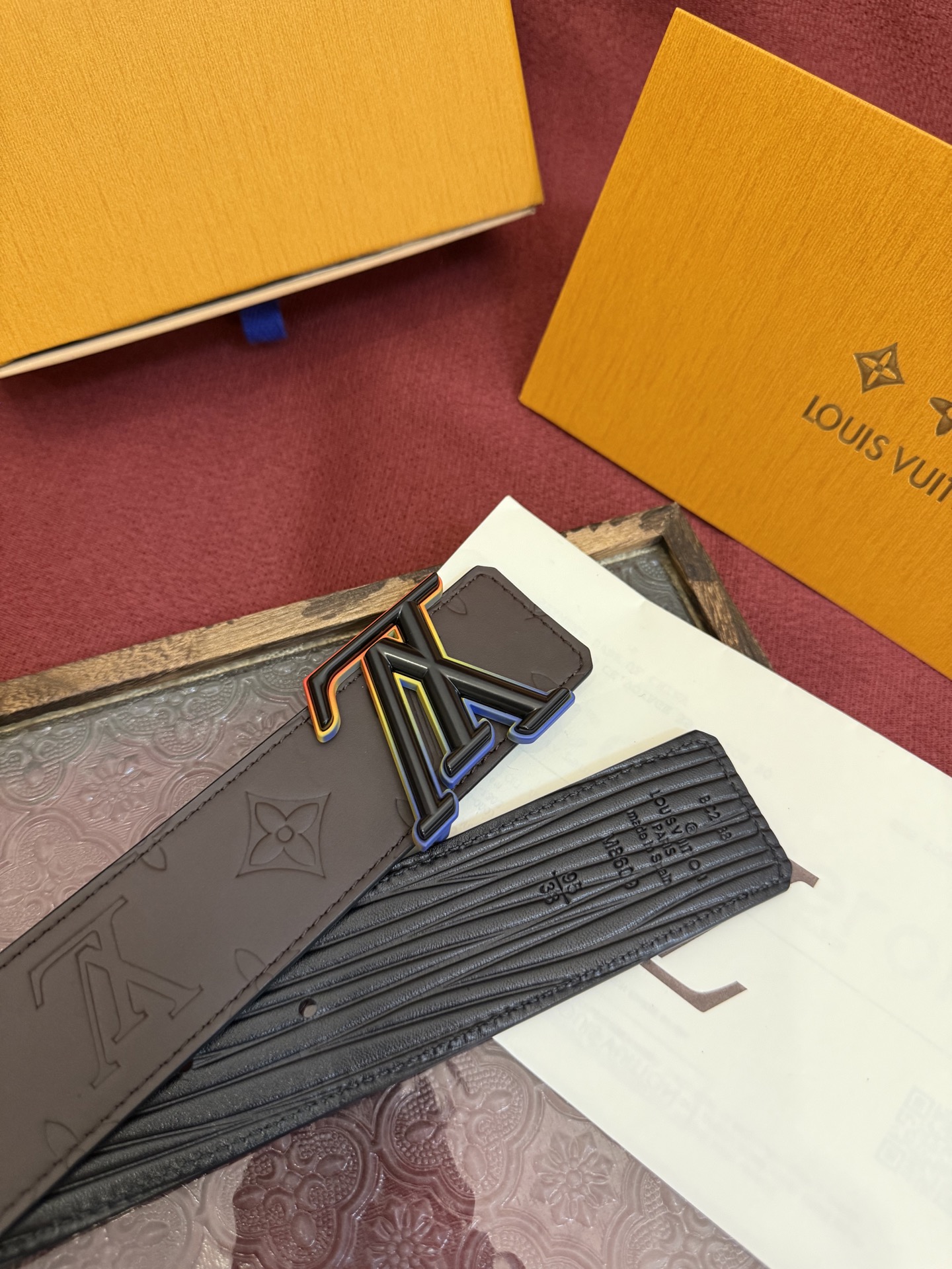 LV Dimension 4.0双面腰带将经典格调引入新颖尺幅设计。皮革压印 LV 字母和 Monogr