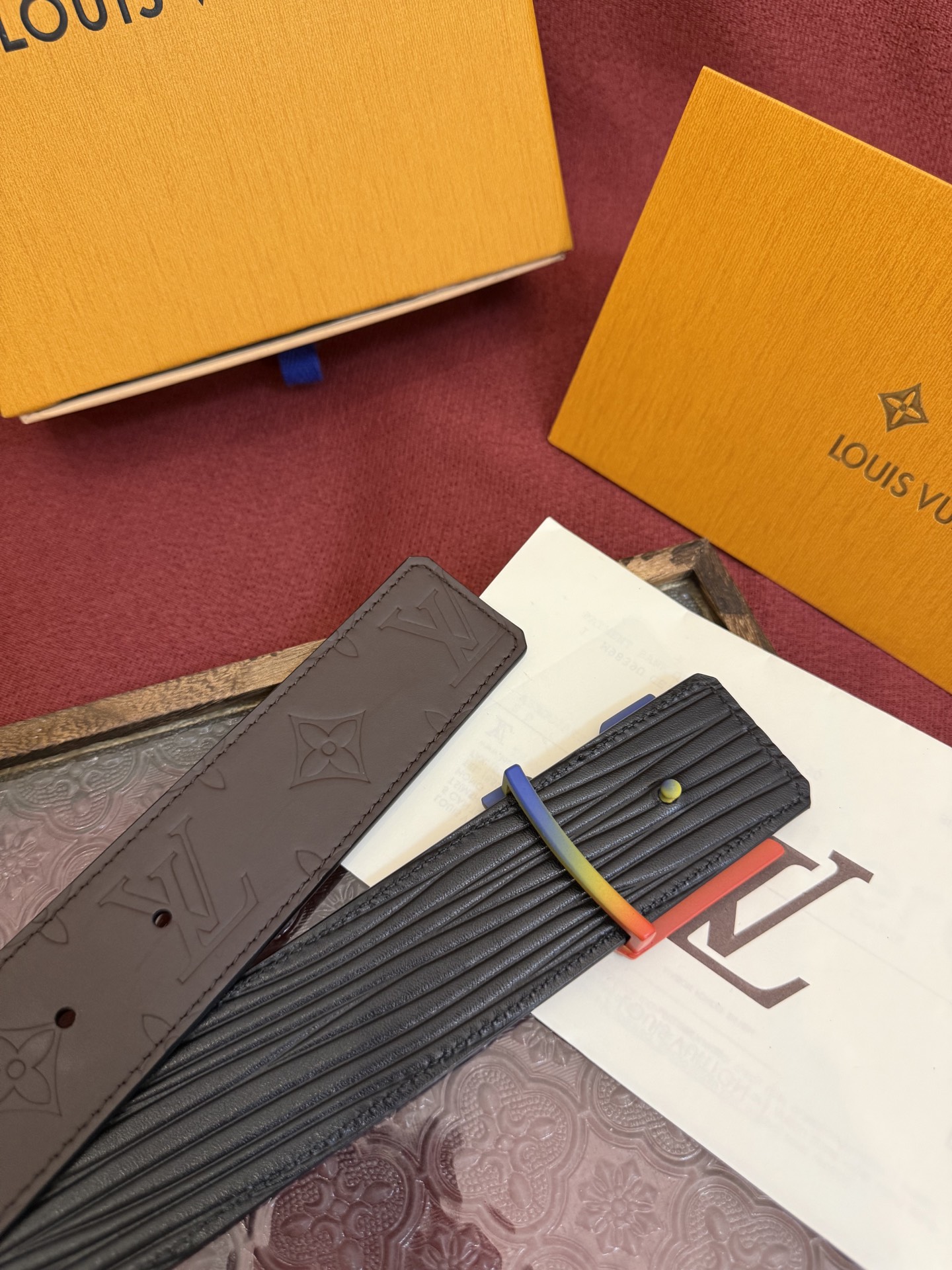 LV Dimension 4.0双面腰带将经典格调引入新颖尺幅设计。皮革压印 LV 字母和 Monogr