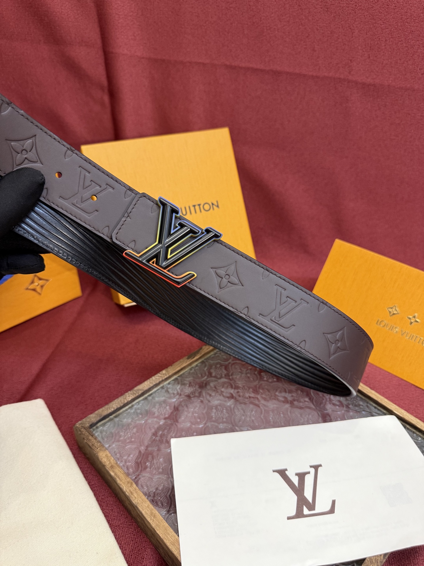 LV Dimension 4.0双面腰带将经典格调引入新颖尺幅设计。皮革压印 LV 字母和 Monogr