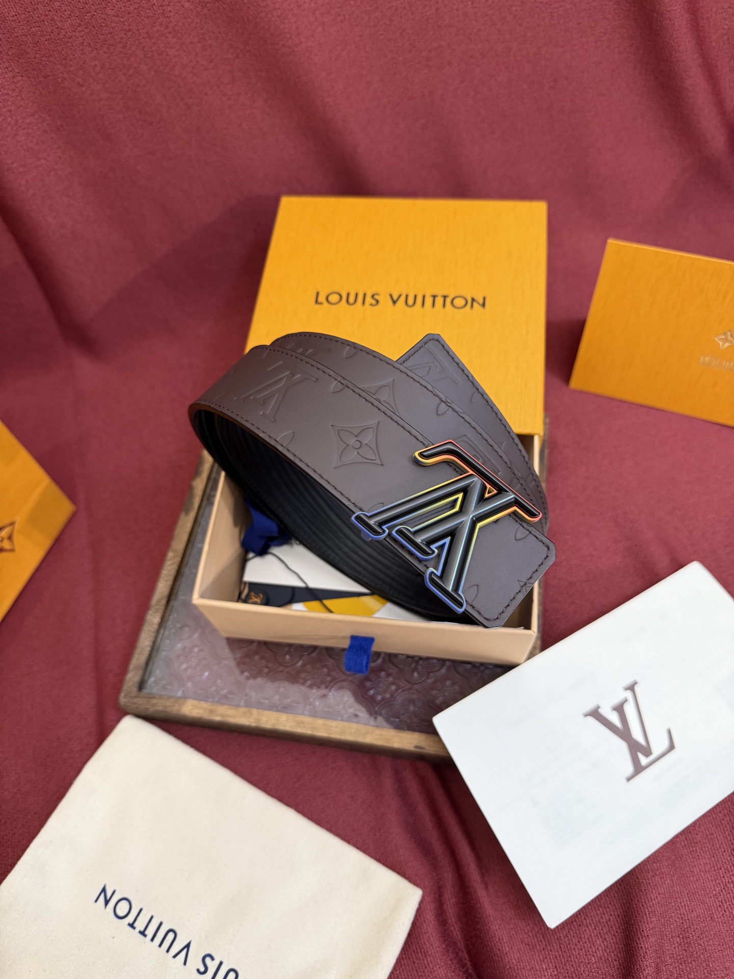 LV Dimension 4.0双面腰带将经典格调引入新颖尺幅设计。皮革压印 LV 字母和 Monogr