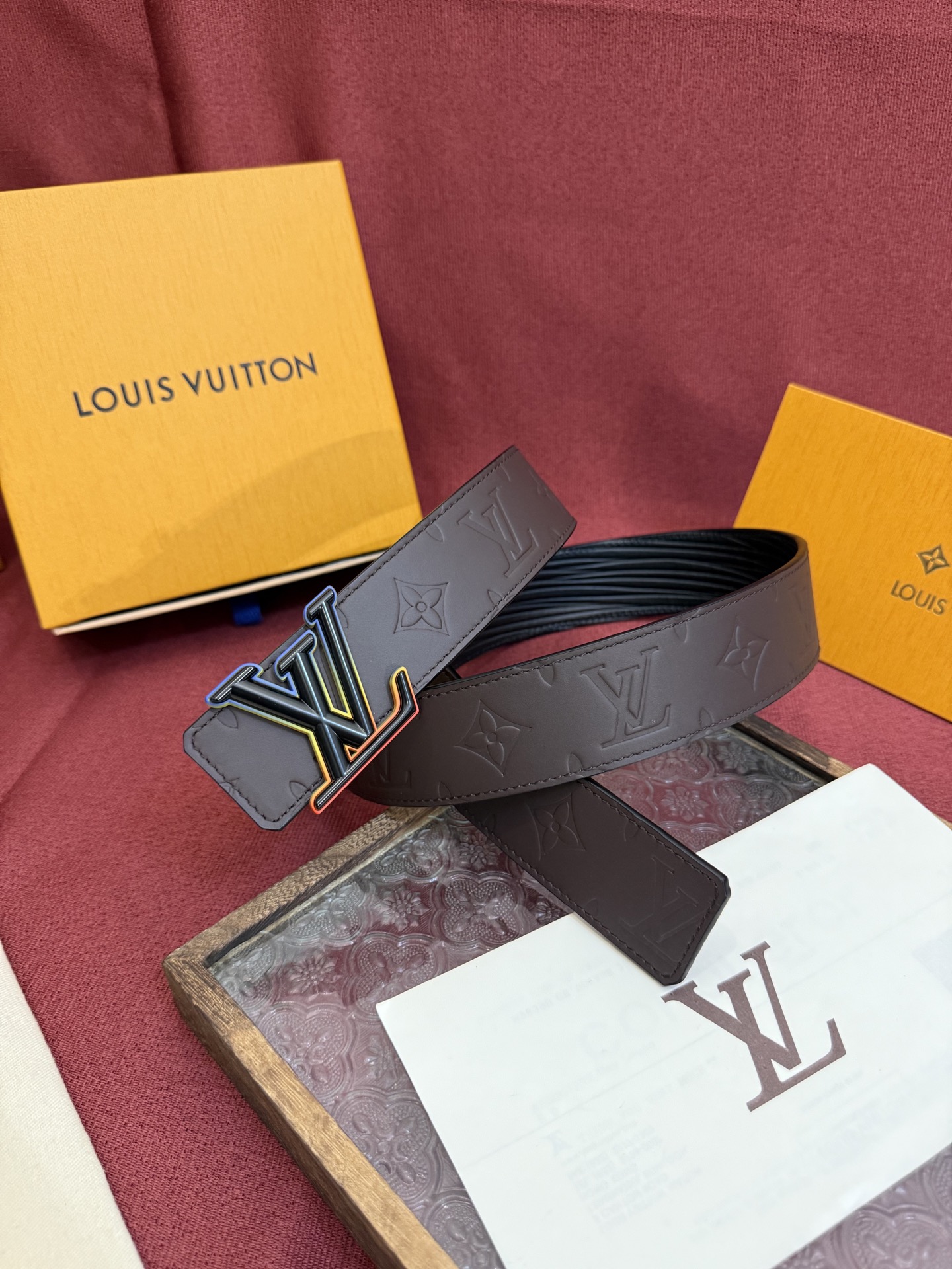 LV Dimension 4.0双面腰带将经典格调引入新颖尺幅设计。皮革压印 LV 字母和 Monogr