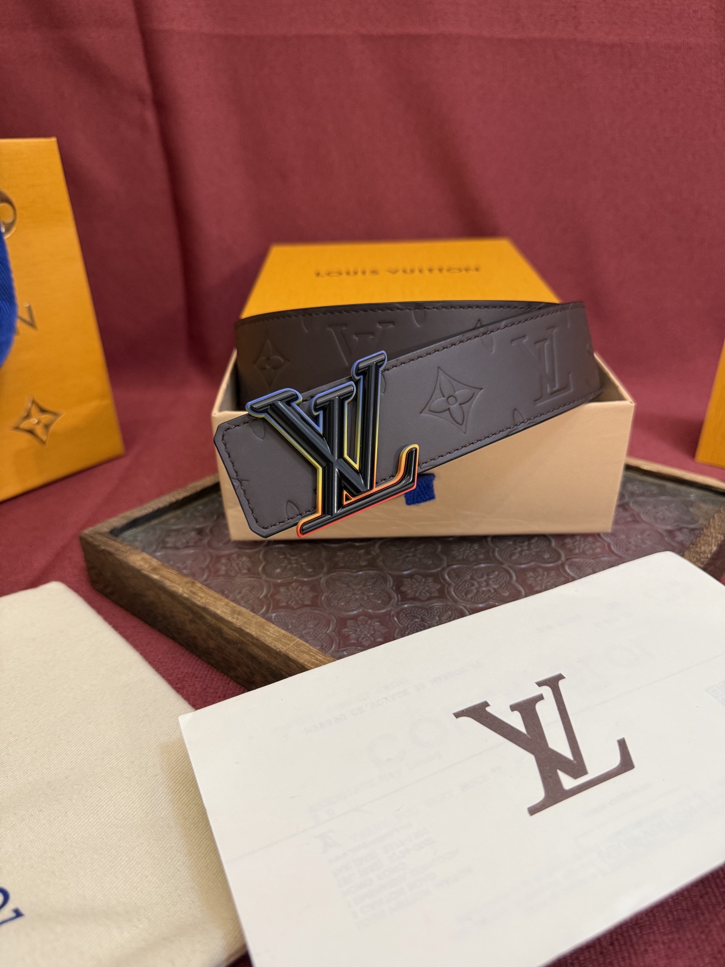 LV Dimension 4.0双面腰带将经典格调引入新颖尺幅设计。皮革压印 LV 字母和 Monogr