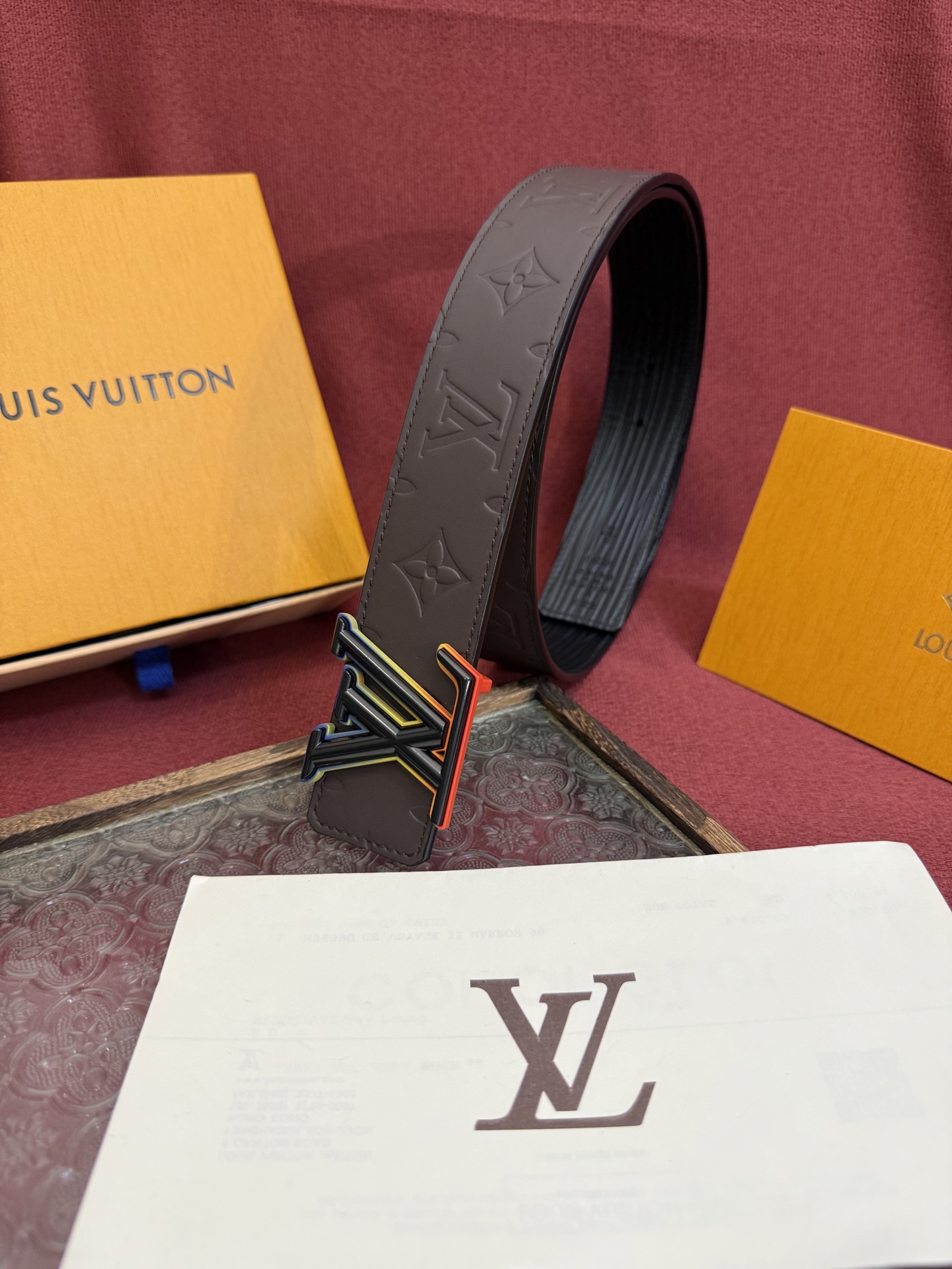 LV Dimension 4.0双面腰带将经典格调引入新颖尺幅设计。皮革压印 LV 字母和 Monogr