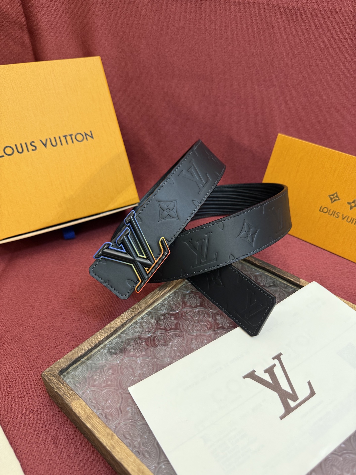 LV Dimension 4.0双面腰带将经典格调引入新颖尺幅设计。皮革压印 LV 字母和 Monogr