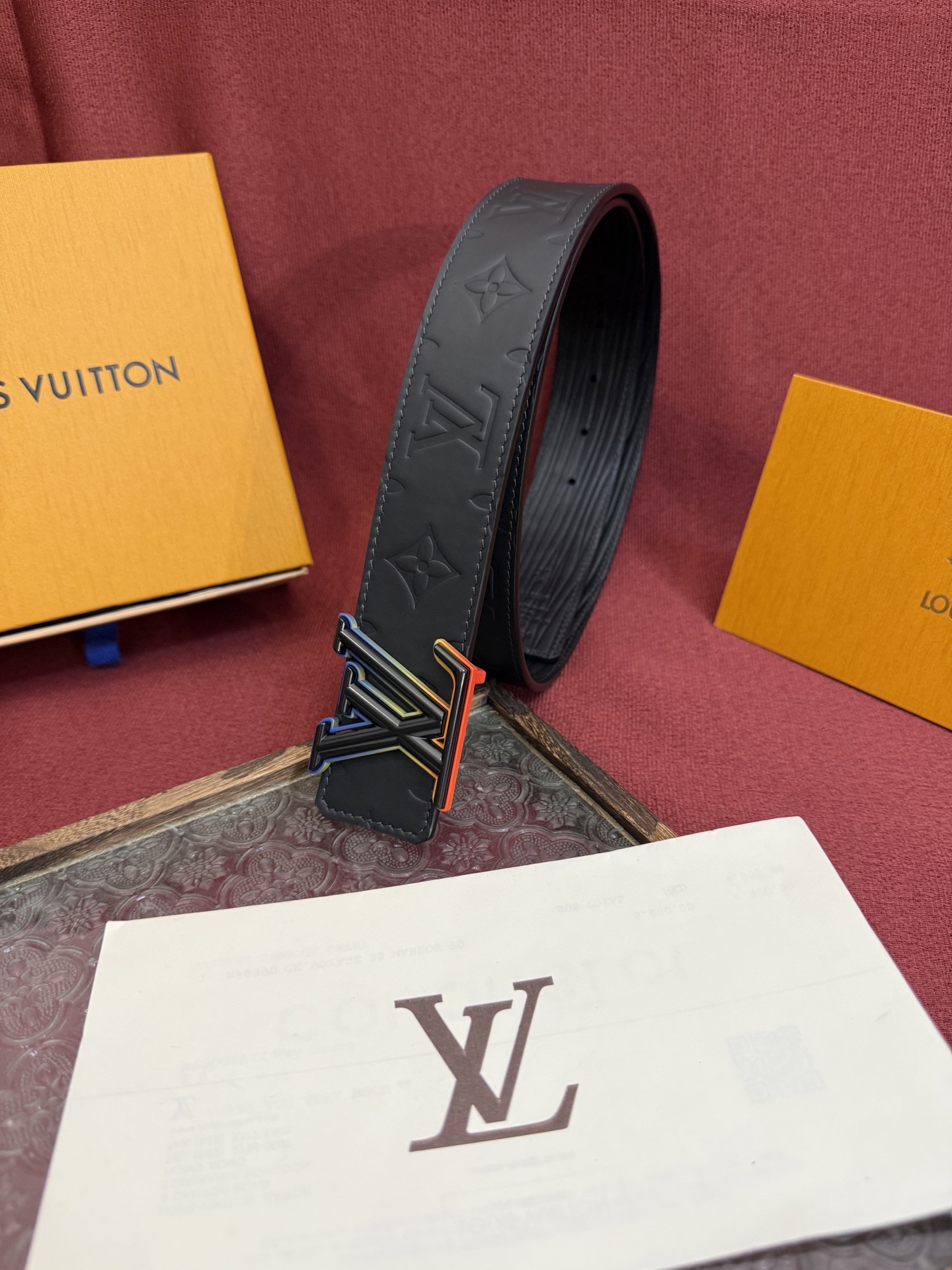 LV Dimension 4.0双面腰带将经典格调引入新颖尺幅设计。皮革压印 LV 字母和 Monogr