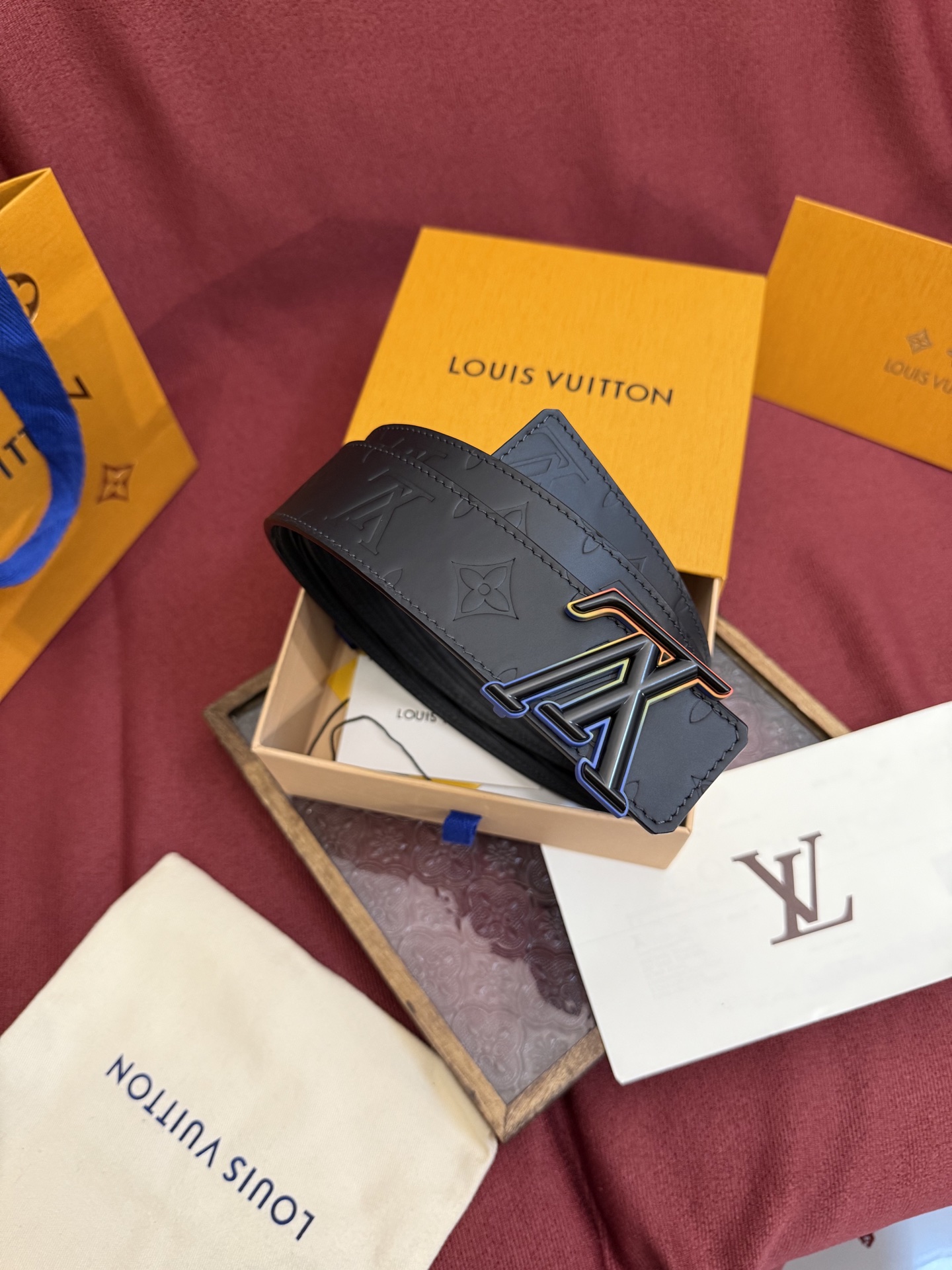 LV Dimension 4.0双面腰带将经典格调引入新颖尺幅设计。皮革压印 LV 字母和 Monogr