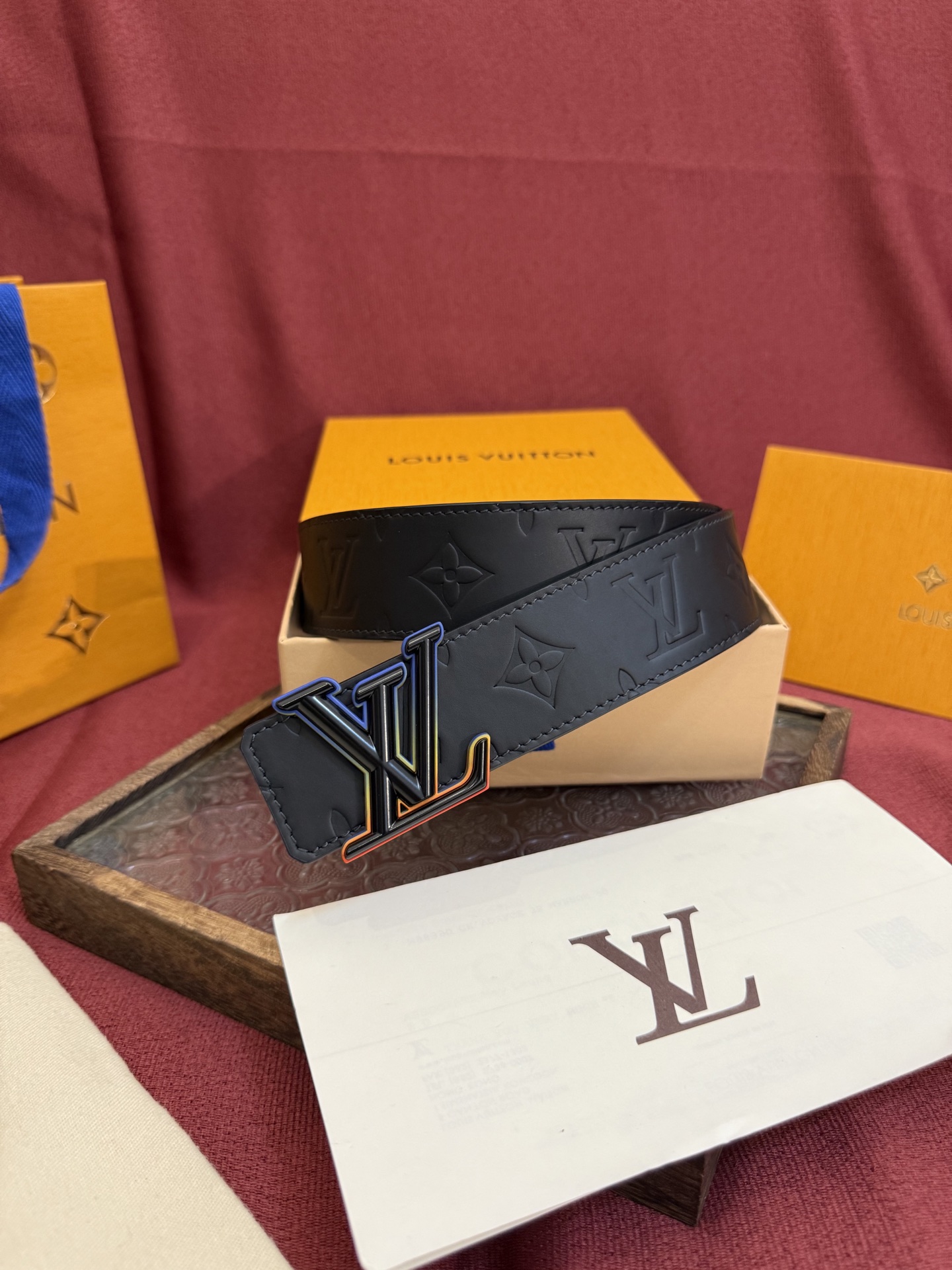 LV Dimension 4.0双面腰带将经典格调引入新颖尺幅设计。皮革压印 LV 字母和 Monogr