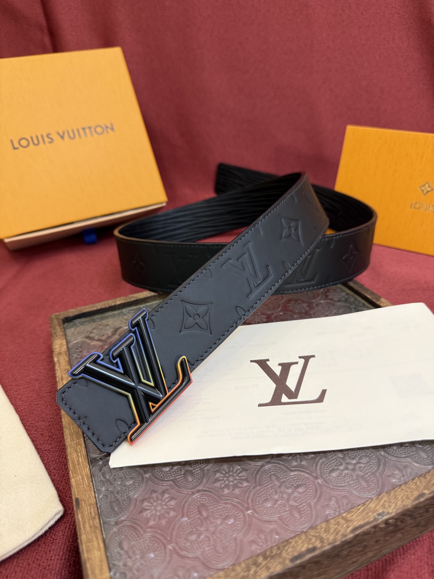 LV Dimension 4.0双面腰带将经典格调引入新颖尺幅设计。皮革压印 LV 字母和 Monogr