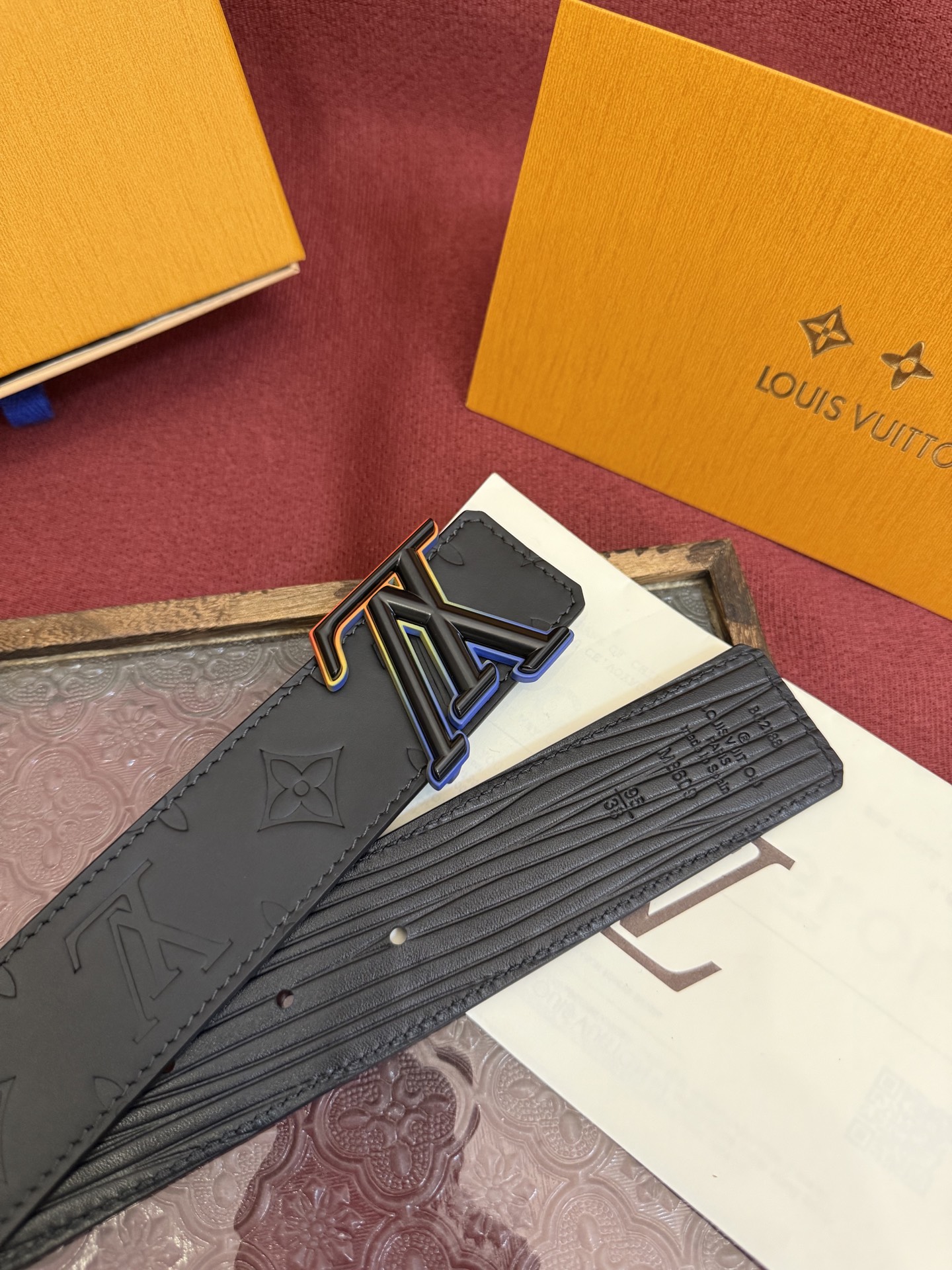 LV Dimension 4.0双面腰带将经典格调引入新颖尺幅设计。皮革压印 LV 字母和 Monogr