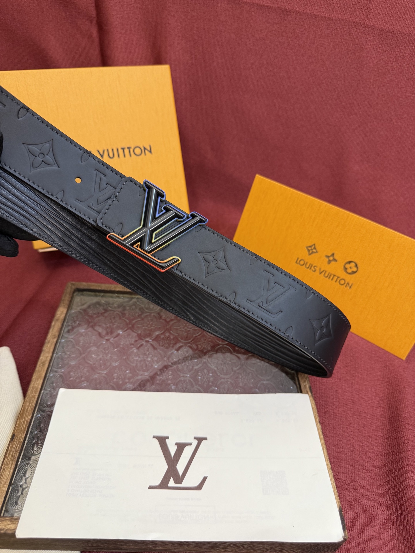 LV Dimension 4.0双面腰带将经典格调引入新颖尺幅设计。皮革压印 LV 字母和 Monogr