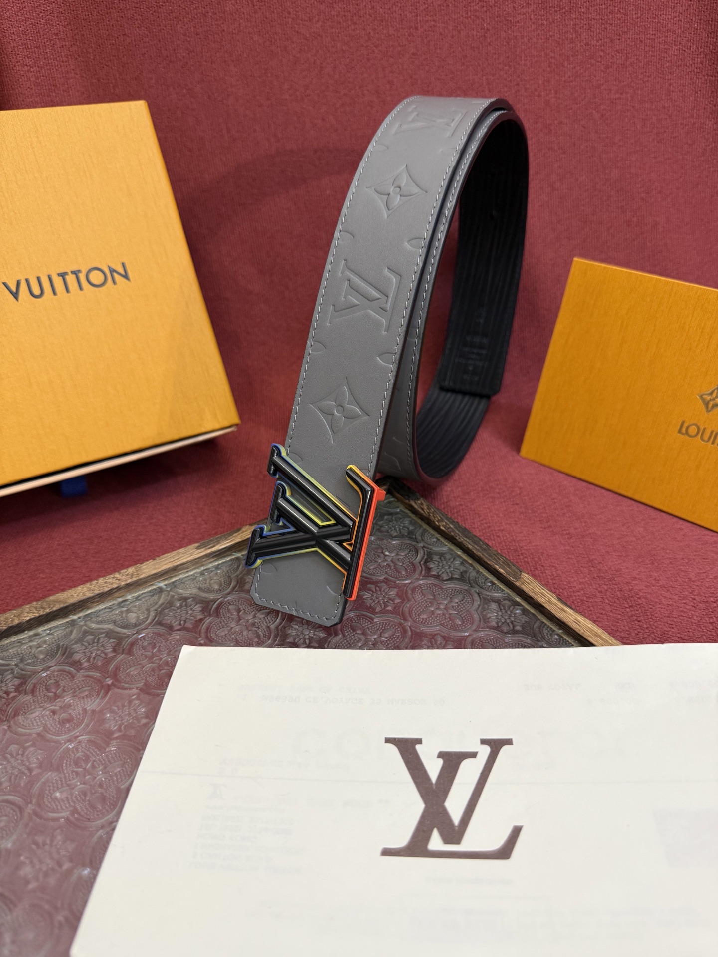 LV Dimension 4.0双面腰带将经典格调引入新颖尺幅设计。皮革压印 LV 字母和 Monogr