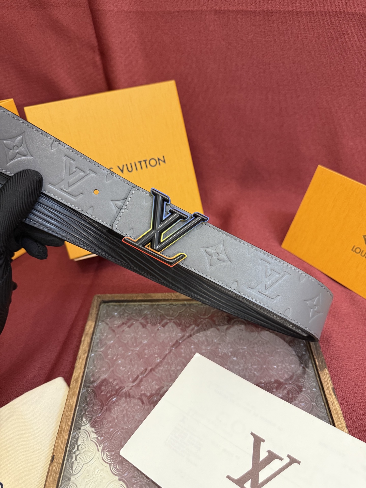 LV Dimension 4.0双面腰带将经典格调引入新颖尺幅设计。皮革压印 LV 字母和 Monogr