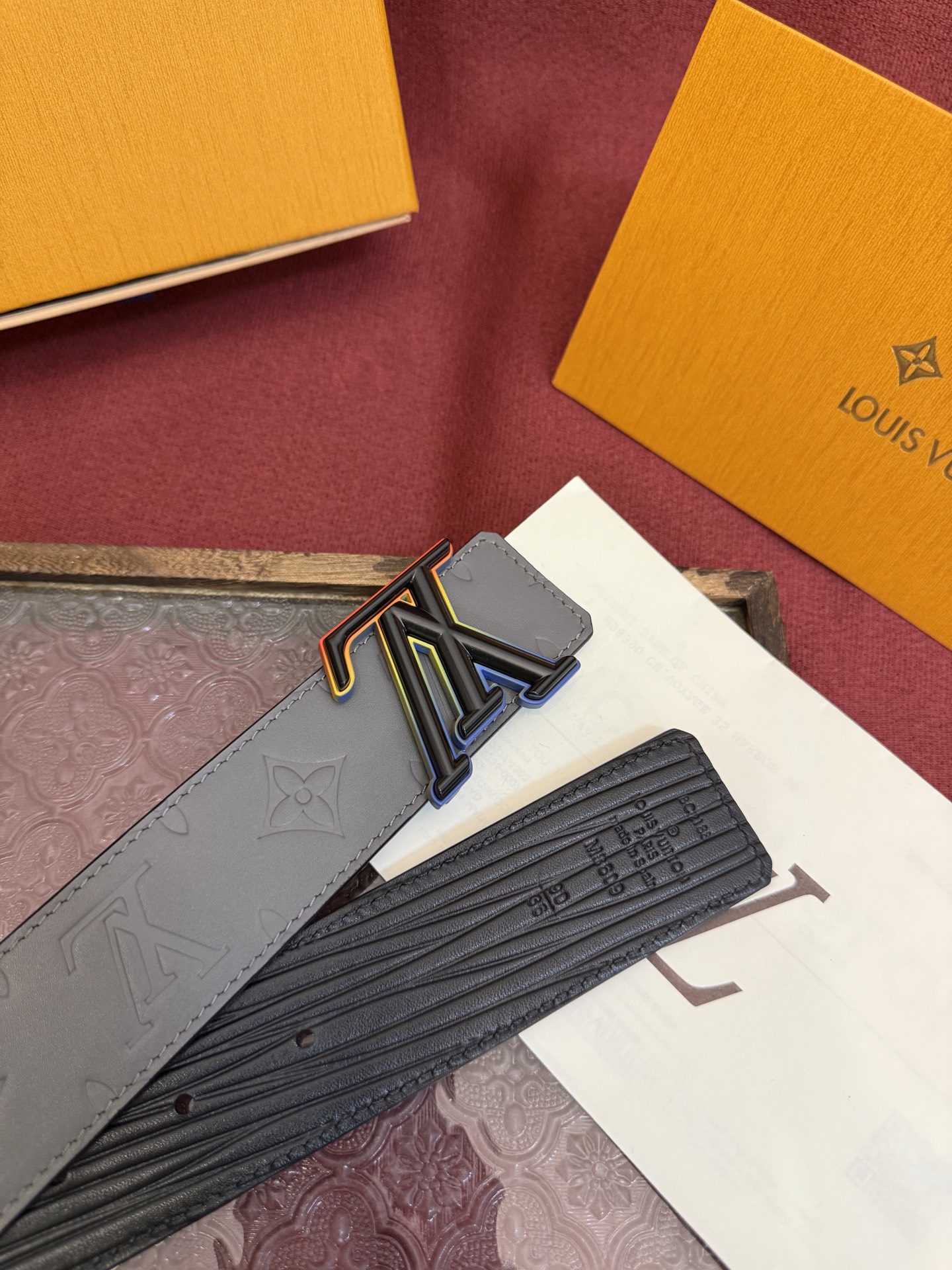 LV Dimension 4.0双面腰带将经典格调引入新颖尺幅设计。皮革压印 LV 字母和 Monogr