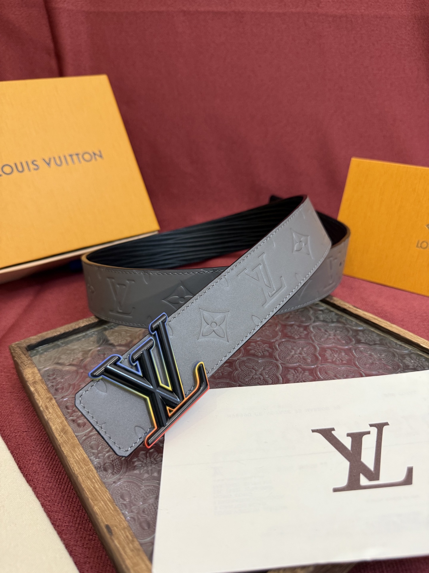 LV Dimension 4.0双面腰带将经典格调引入新颖尺幅设计。皮革压印 LV 字母和 Monogr