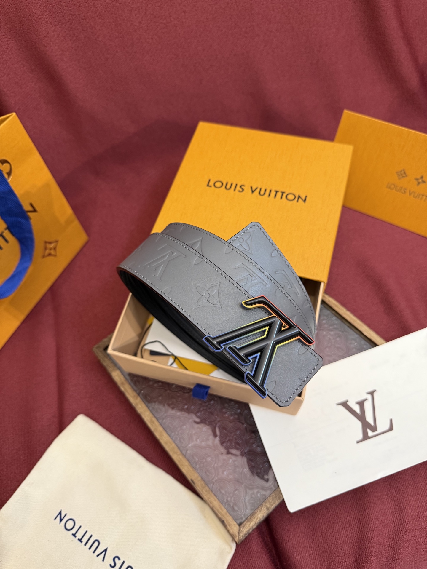 LV Dimension 4.0双面腰带将经典格调引入新颖尺幅设计。皮革压印 LV 字母和 Monogr