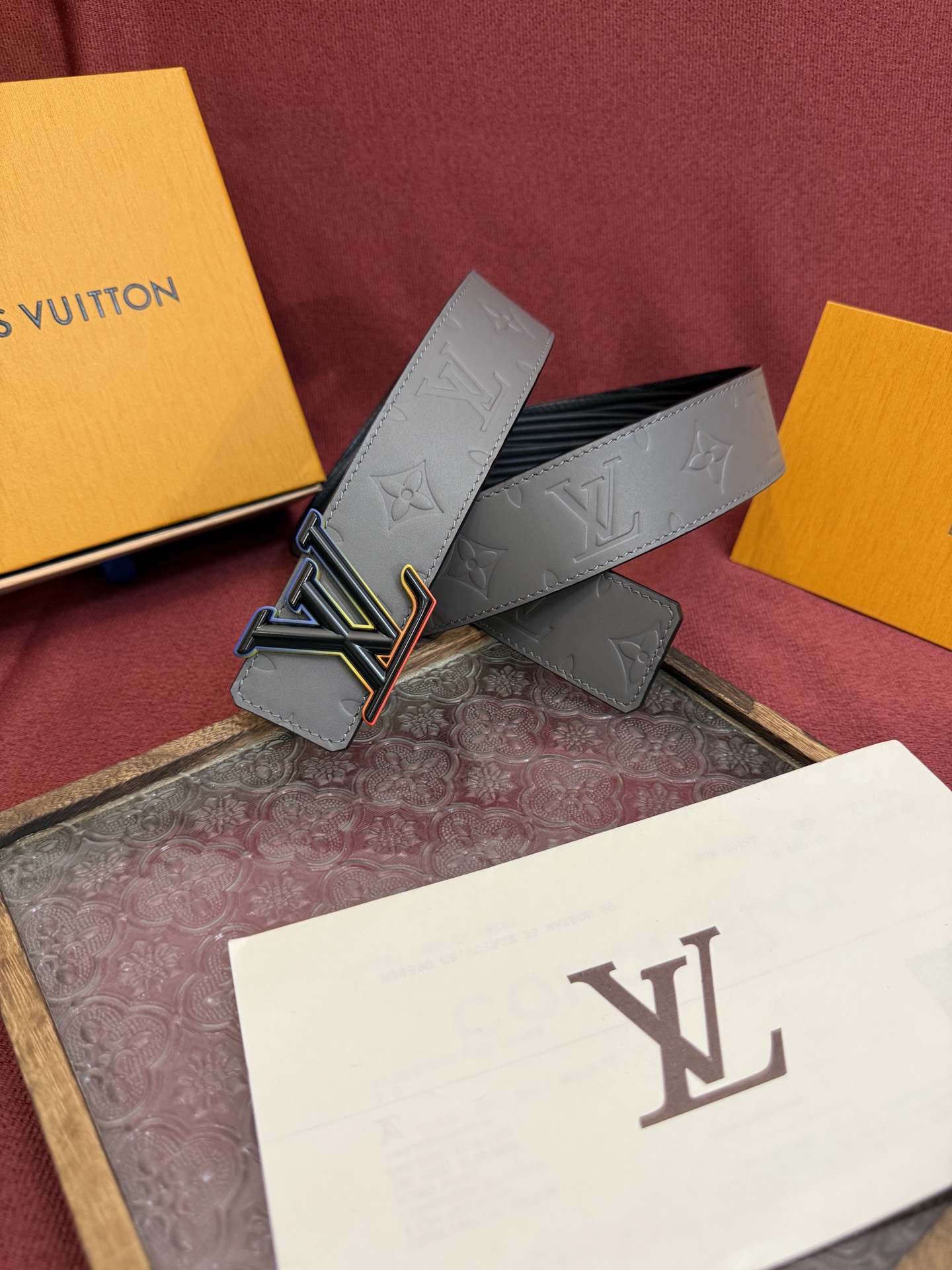LV Dimension 4.0双面腰带将经典格调引入新颖尺幅设计。皮革压印 LV 字母和 Monogr