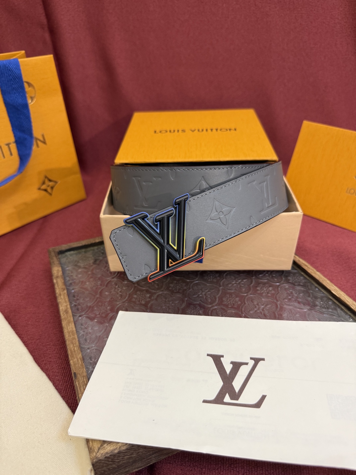 LV Dimension 4.0双面腰带将经典格调引入新颖尺幅设计。皮革压印 LV 字母和 Monogr