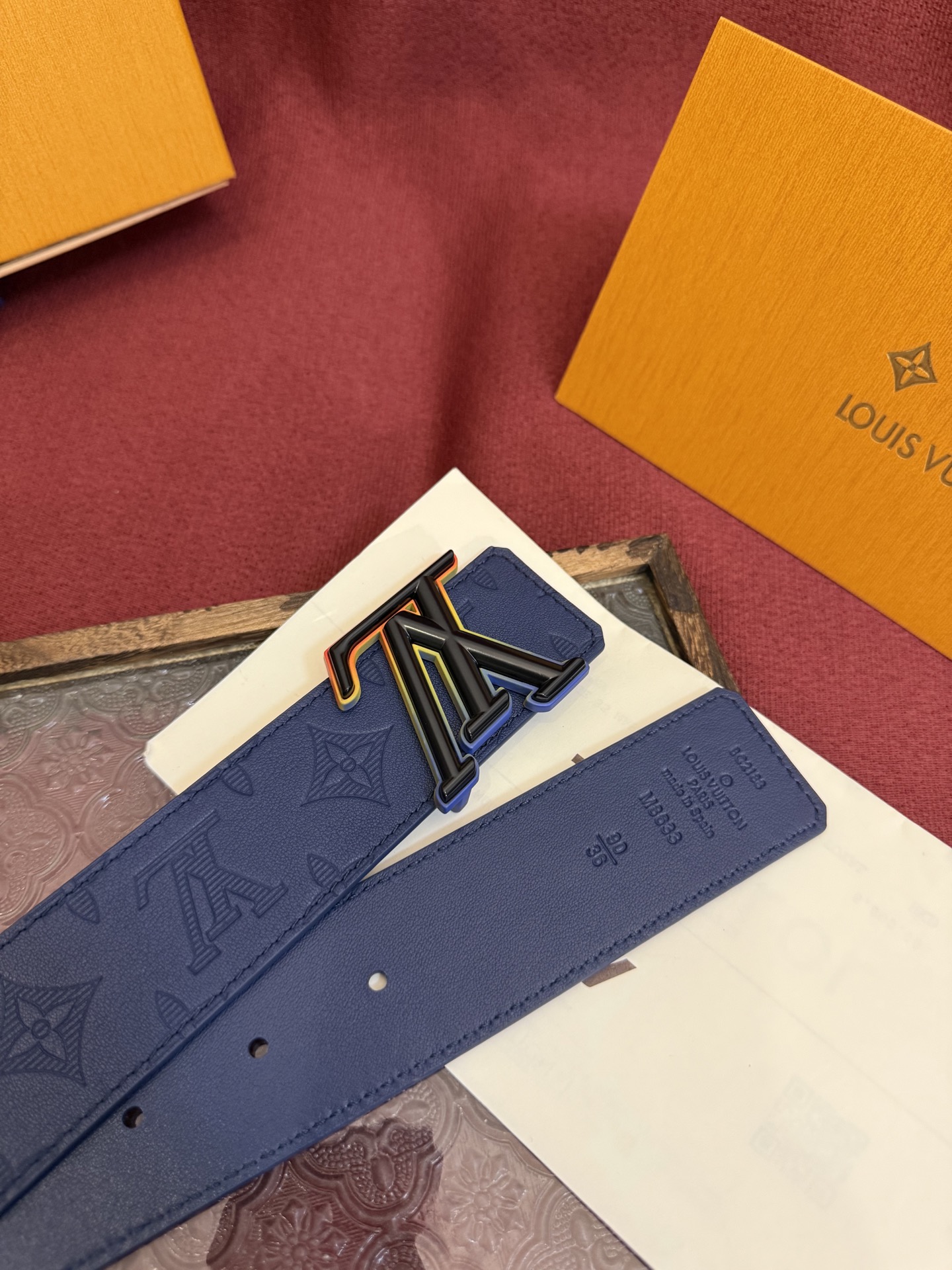 LV Dimension 4.0双面腰带将经典格调引入新颖尺幅设计。皮革压印 LV 字母和 Monogr