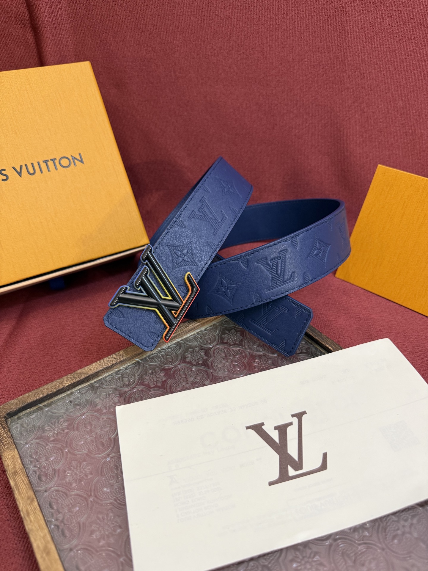 LV Dimension 4.0双面腰带将经典格调引入新颖尺幅设计。皮革压印 LV 字母和 Monogr