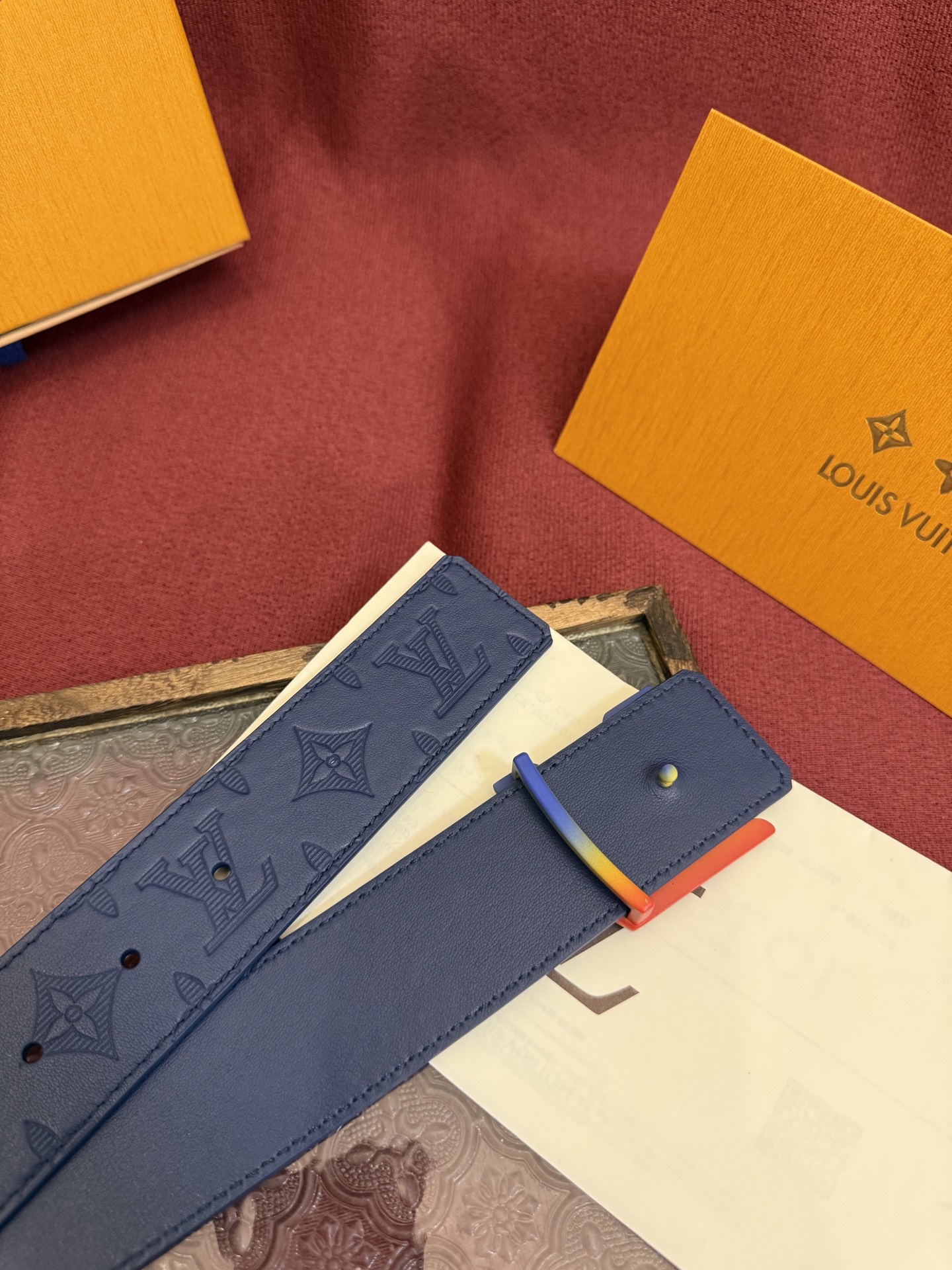LV Dimension 4.0双面腰带将经典格调引入新颖尺幅设计。皮革压印 LV 字母和 Monogr