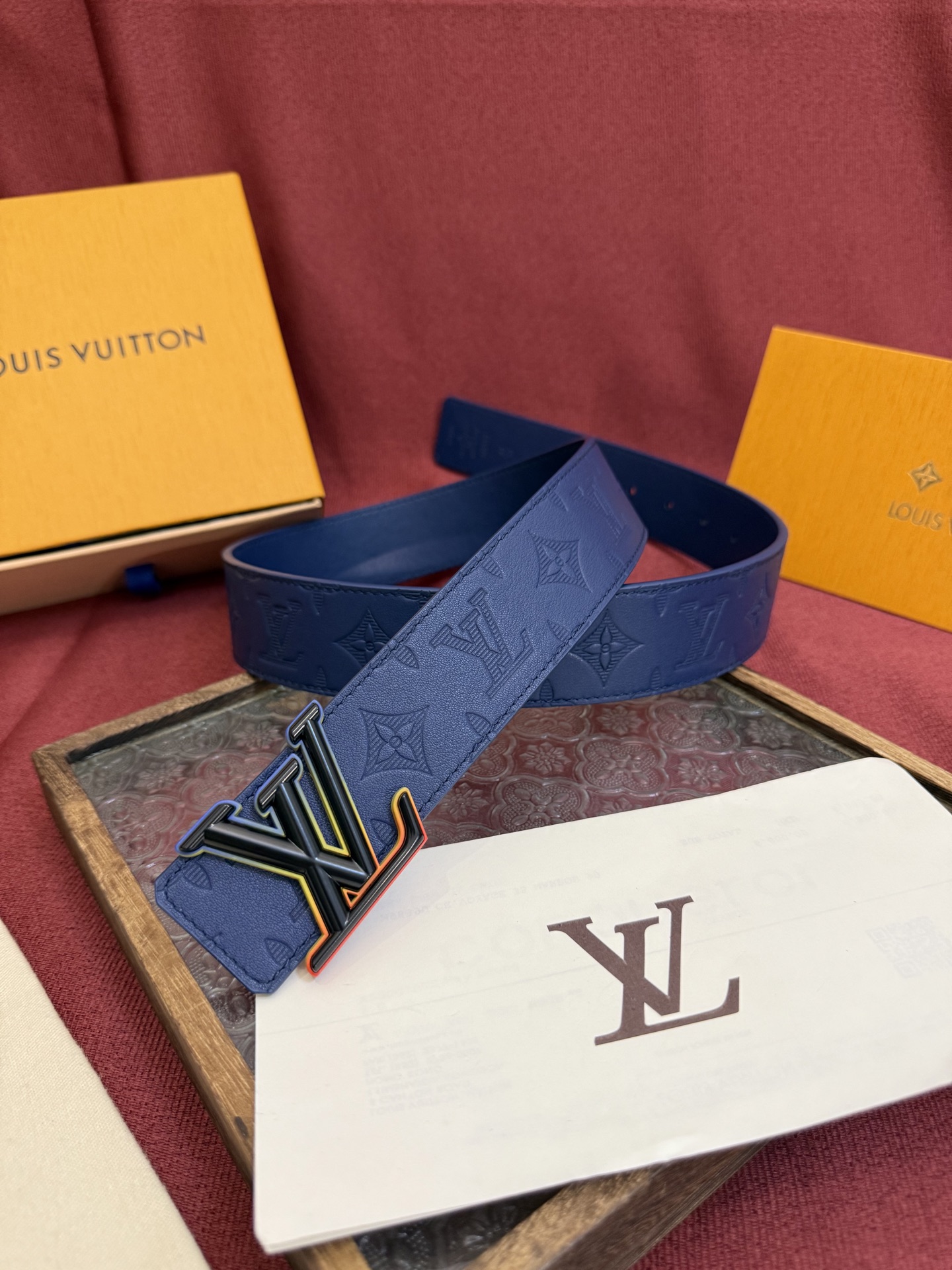 LV Dimension 4.0双面腰带将经典格调引入新颖尺幅设计。皮革压印 LV 字母和 Monogr