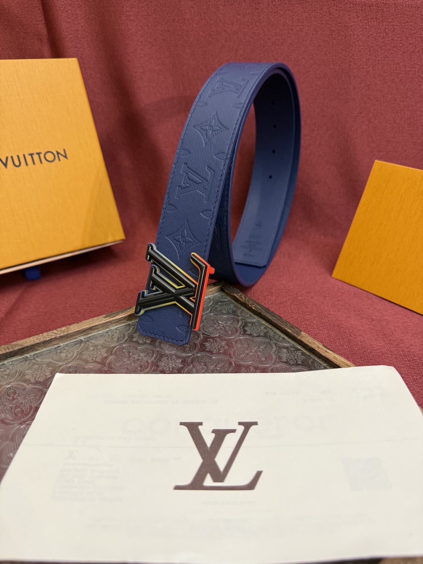 LV Dimension 4.0双面腰带将经典格调引入新颖尺幅设计。皮革压印 LV 字母和 Monogr