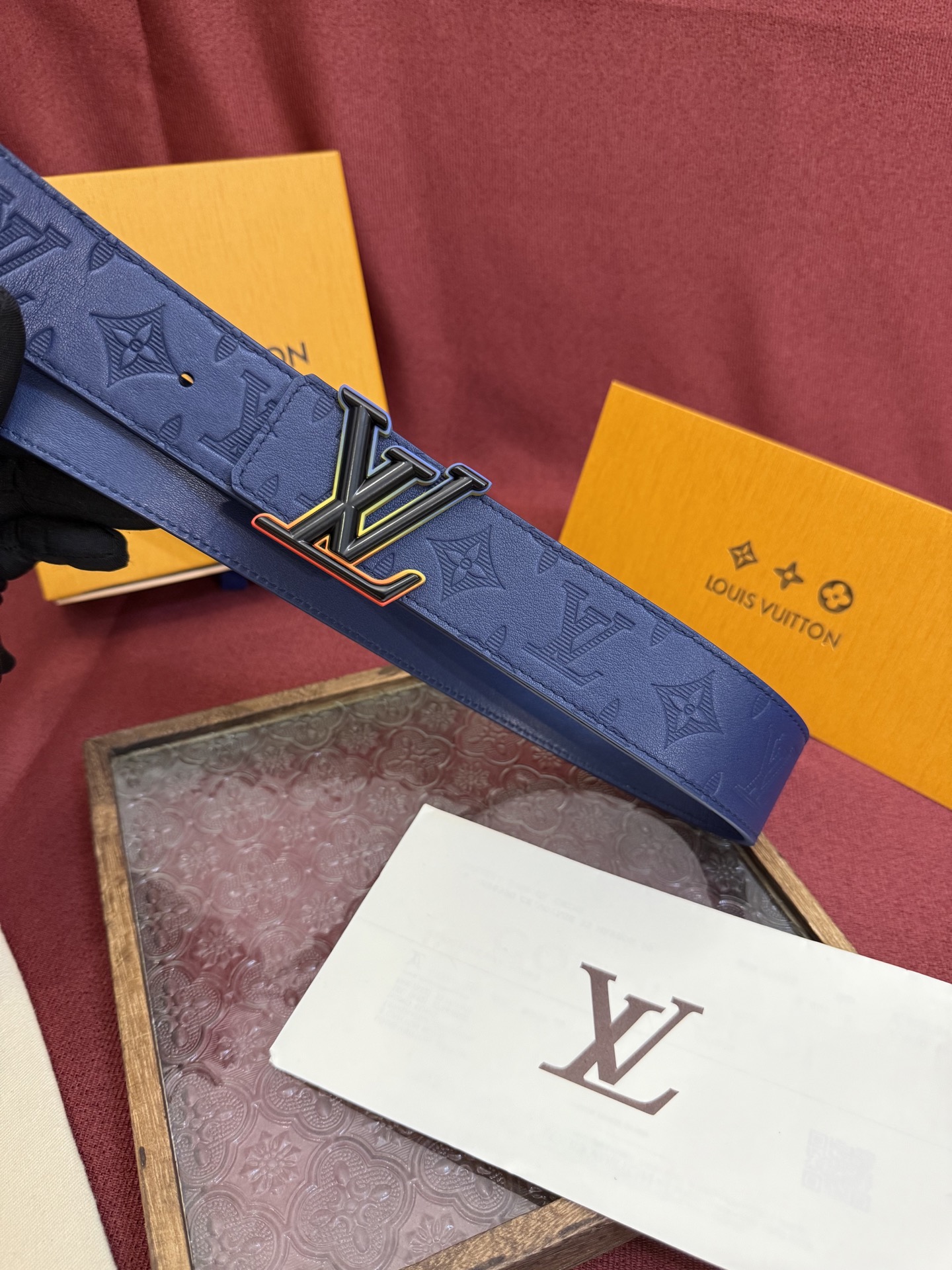 LV Dimension 4.0双面腰带将经典格调引入新颖尺幅设计。皮革压印 LV 字母和 Monogr