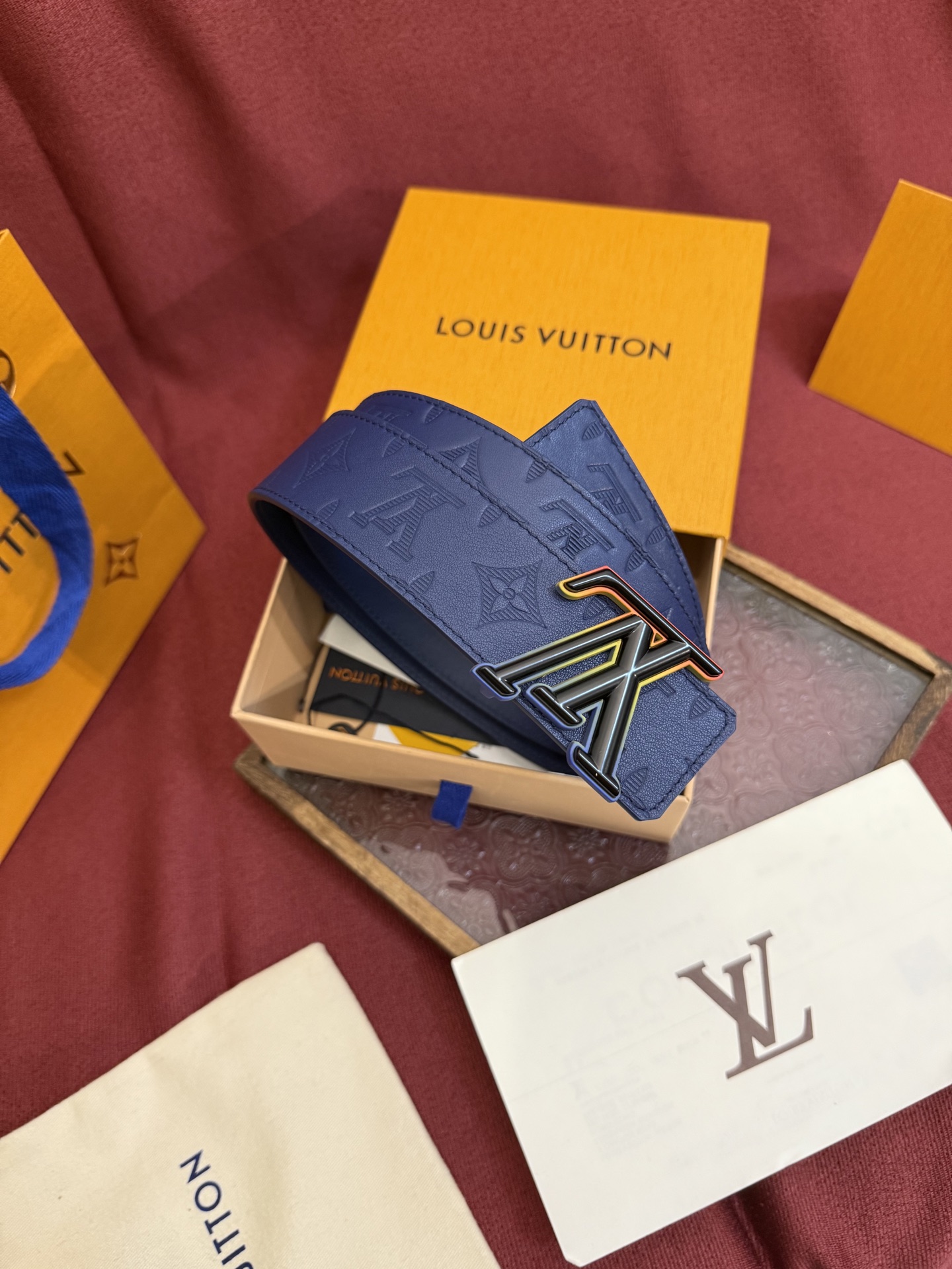 LV Dimension 4.0双面腰带将经典格调引入新颖尺幅设计。皮革压印 LV 字母和 Monogr