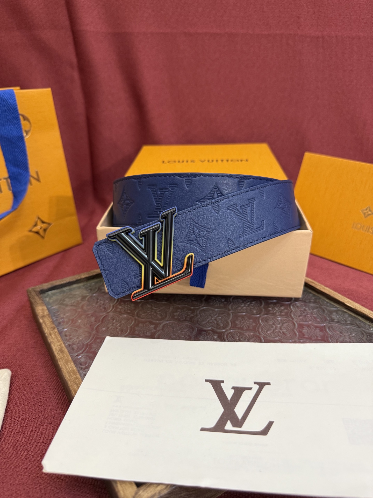 LV Dimension 4.0双面腰带将经典格调引入新颖尺幅设计。皮革压印 LV 字母和 Monogr