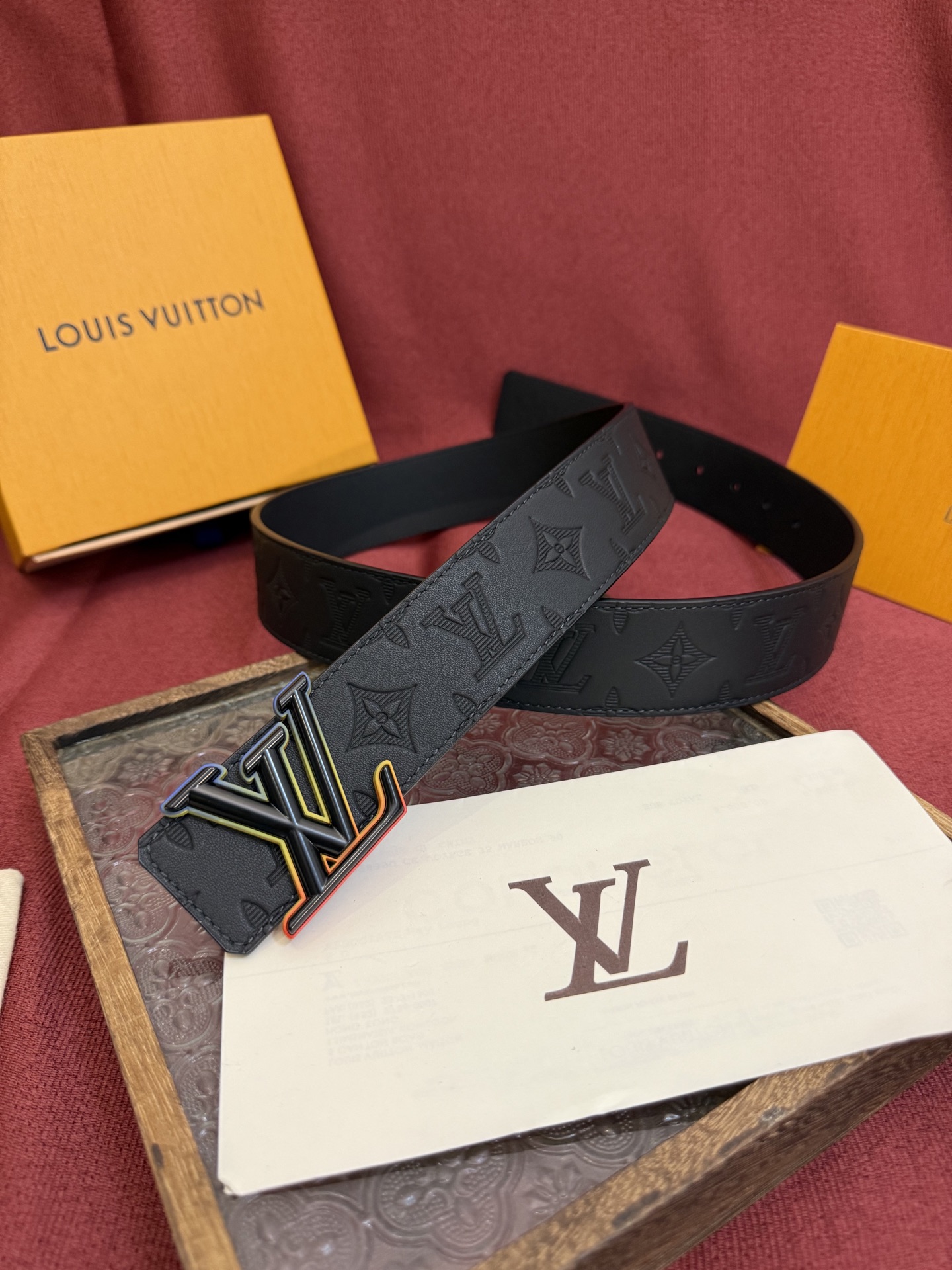 LV Dimension 4.0双面腰带将经典格调引入新颖尺幅设计。皮革压印 LV 字母和 Monogr