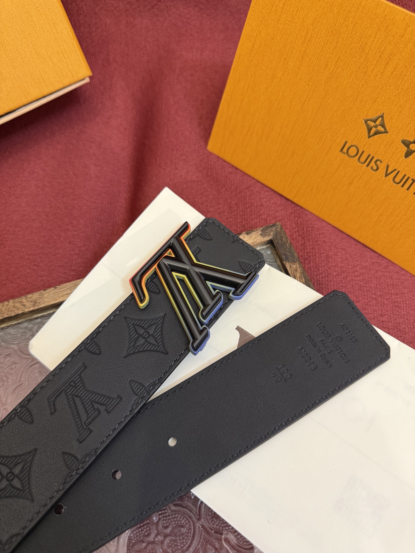 LV Dimension 4.0双面腰带将经典格调引入新颖尺幅设计。皮革压印 LV 字母和 Monogr