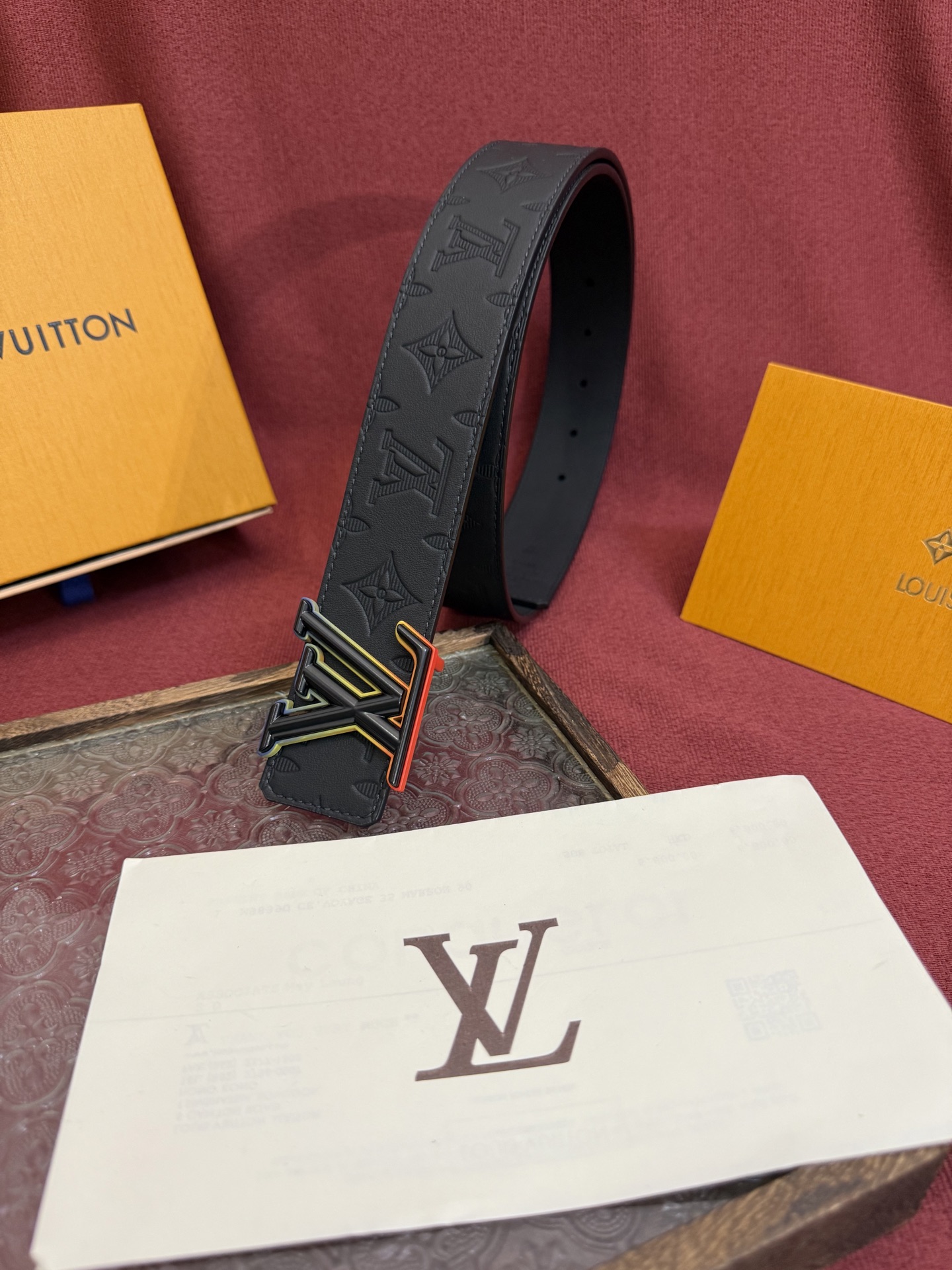 LV Dimension 4.0双面腰带将经典格调引入新颖尺幅设计。皮革压印 LV 字母和 Monogr