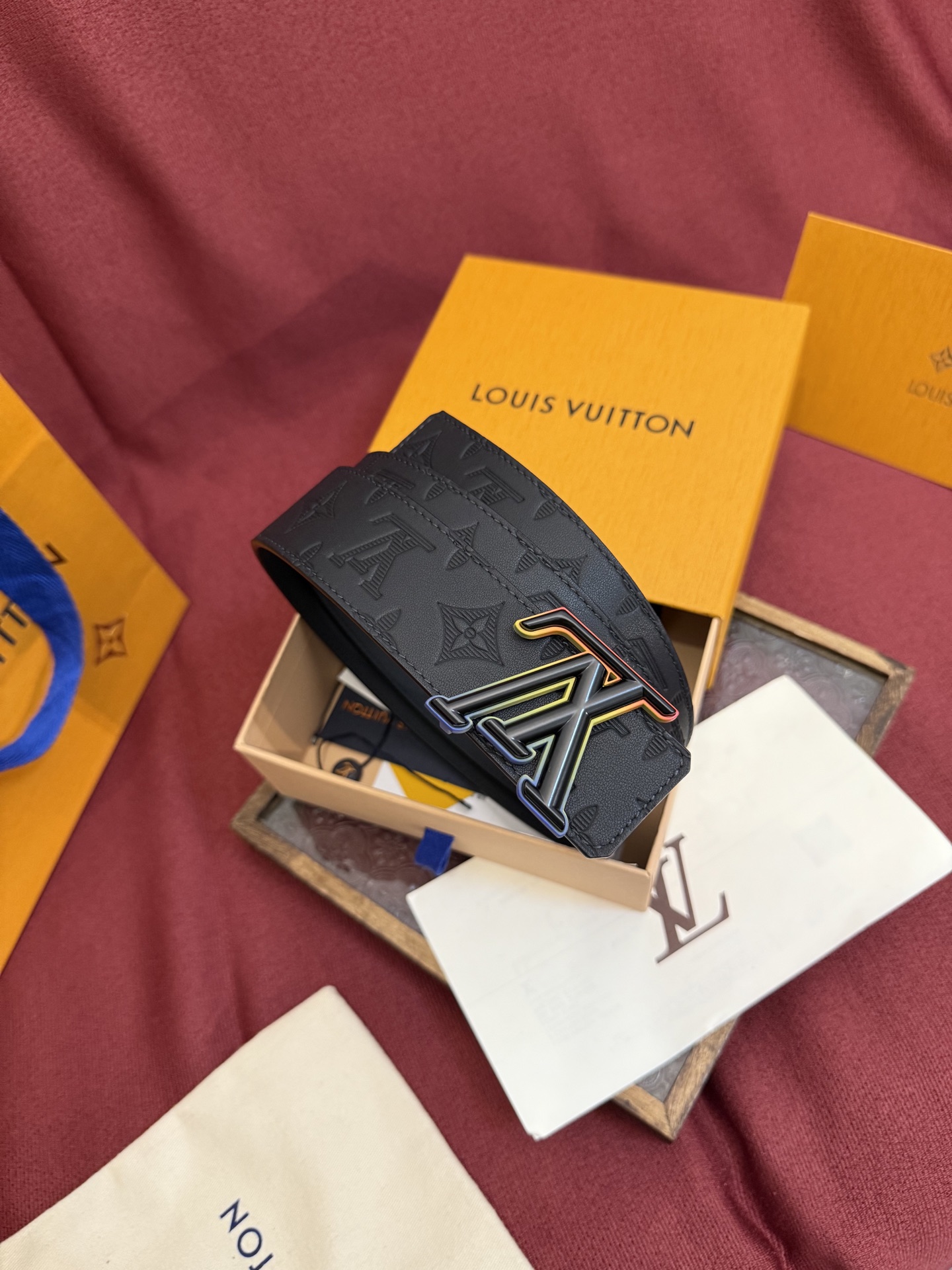 LV Dimension 4.0双面腰带将经典格调引入新颖尺幅设计。皮革压印 LV 字母和 Monogr