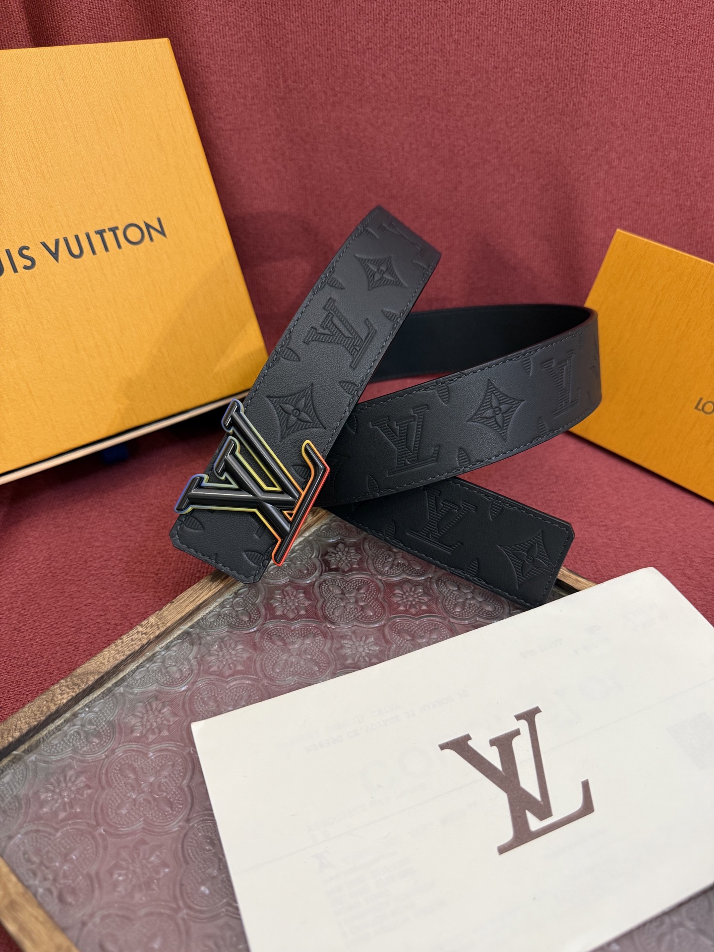 LV Dimension 4.0双面腰带将经典格调引入新颖尺幅设计。皮革压印 LV 字母和 Monogr