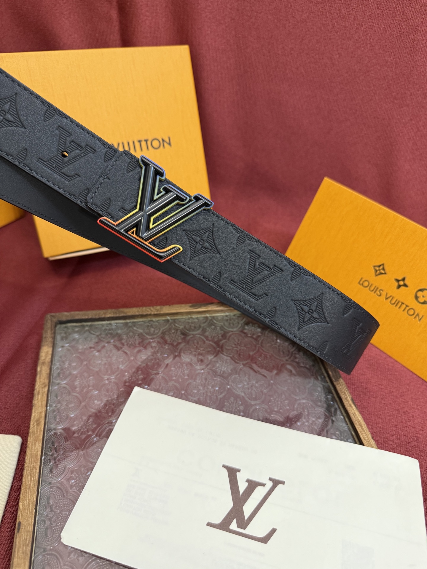 LV Dimension 4.0双面腰带将经典格调引入新颖尺幅设计。皮革压印 LV 字母和 Monogr