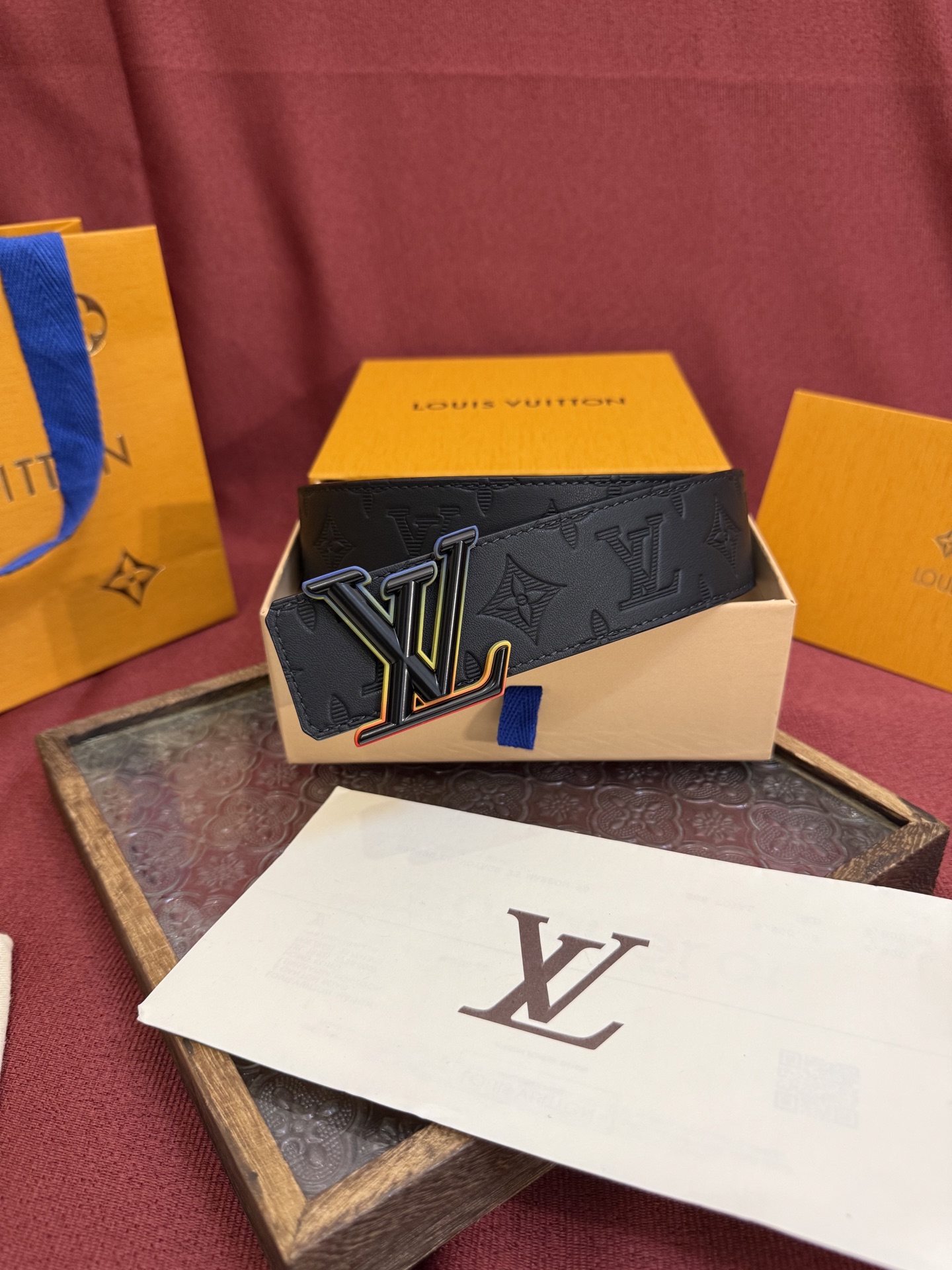 LV Dimension 4.0双面腰带将经典格调引入新颖尺幅设计。皮革压印 LV 字母和 Monogr