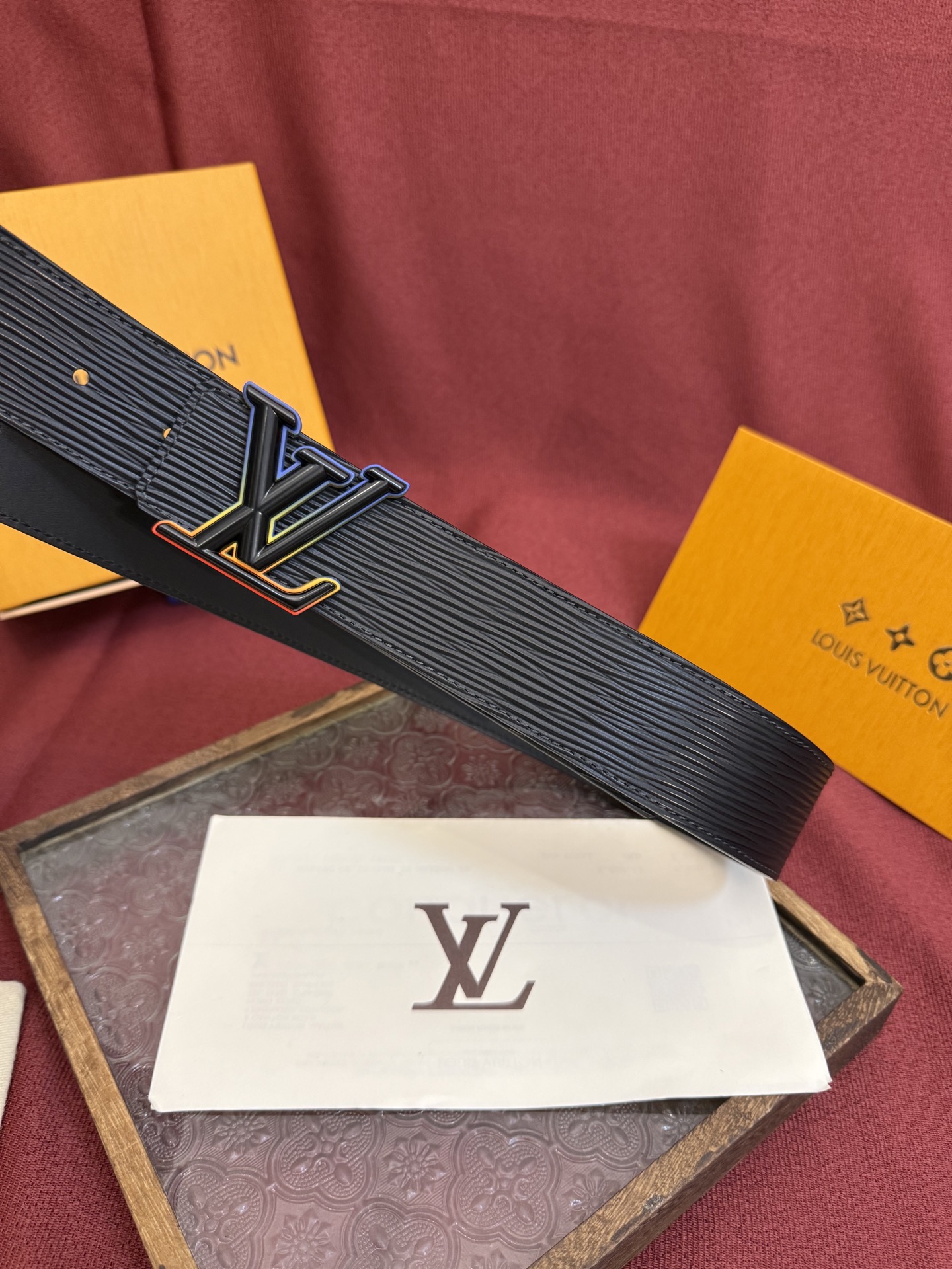 LV Dimension 4.0双面腰带将经典格调引入新颖尺幅设计。皮革压印 LV 字母和 Monogr