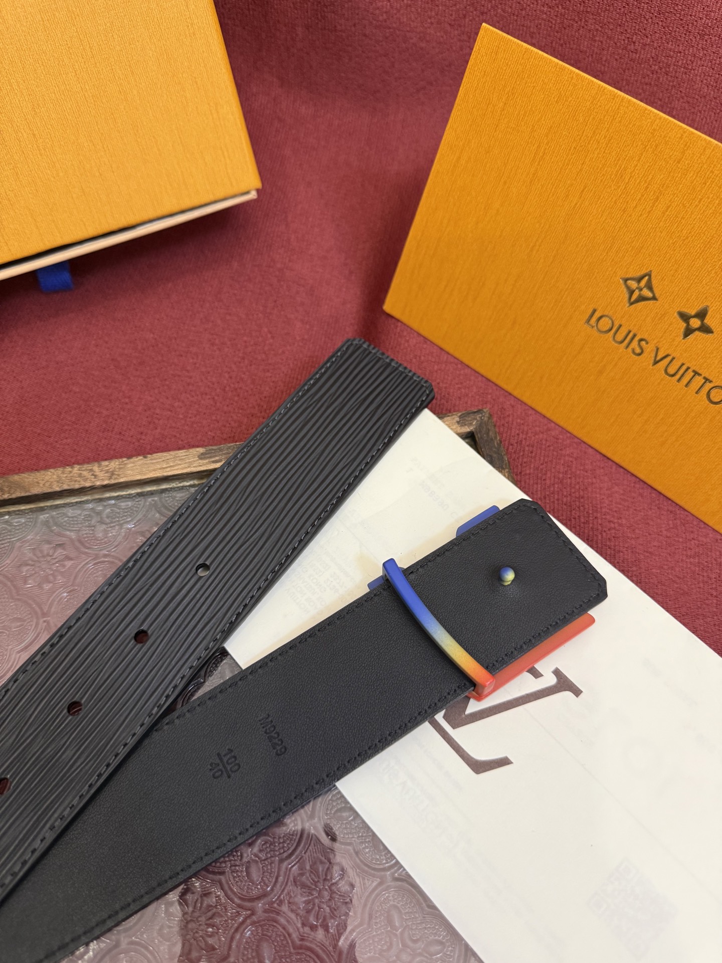 LV Dimension 4.0双面腰带将经典格调引入新颖尺幅设计。皮革压印 LV 字母和 Monogr