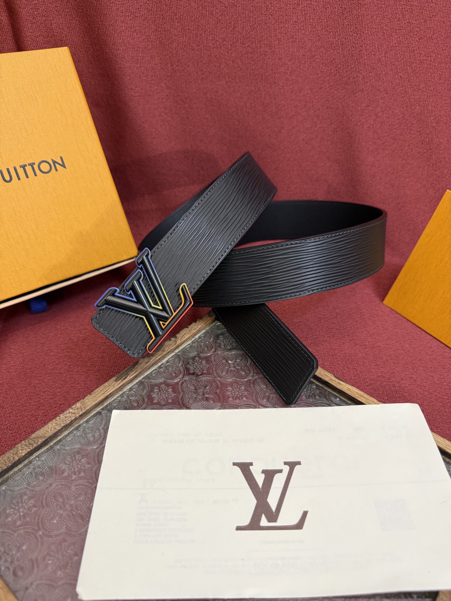 LV Dimension 4.0双面腰带将经典格调引入新颖尺幅设计。皮革压印 LV 字母和 Monogr