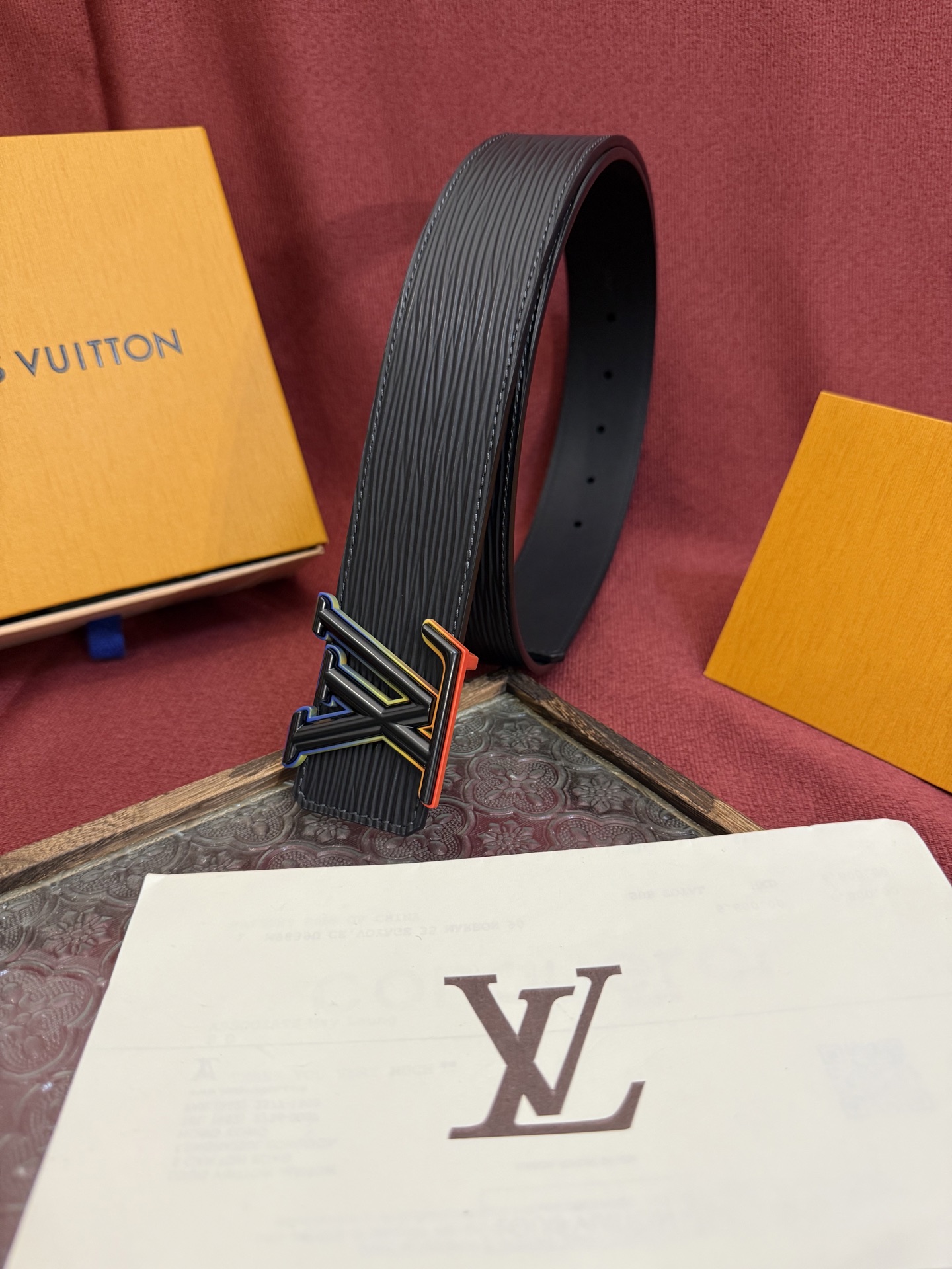 LV Dimension 4.0双面腰带将经典格调引入新颖尺幅设计。皮革压印 LV 字母和 Monogr