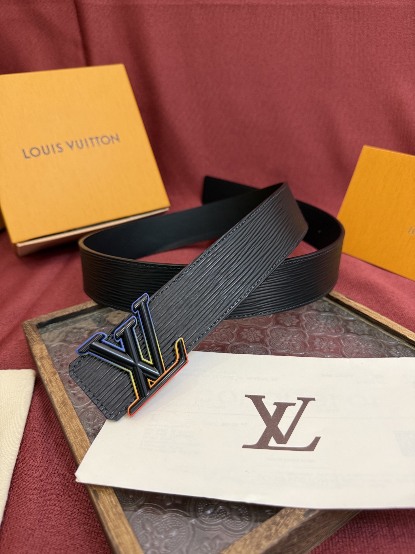 LV Dimension 4.0双面腰带将经典格调引入新颖尺幅设计。皮革压印 LV 字母和 Monogr