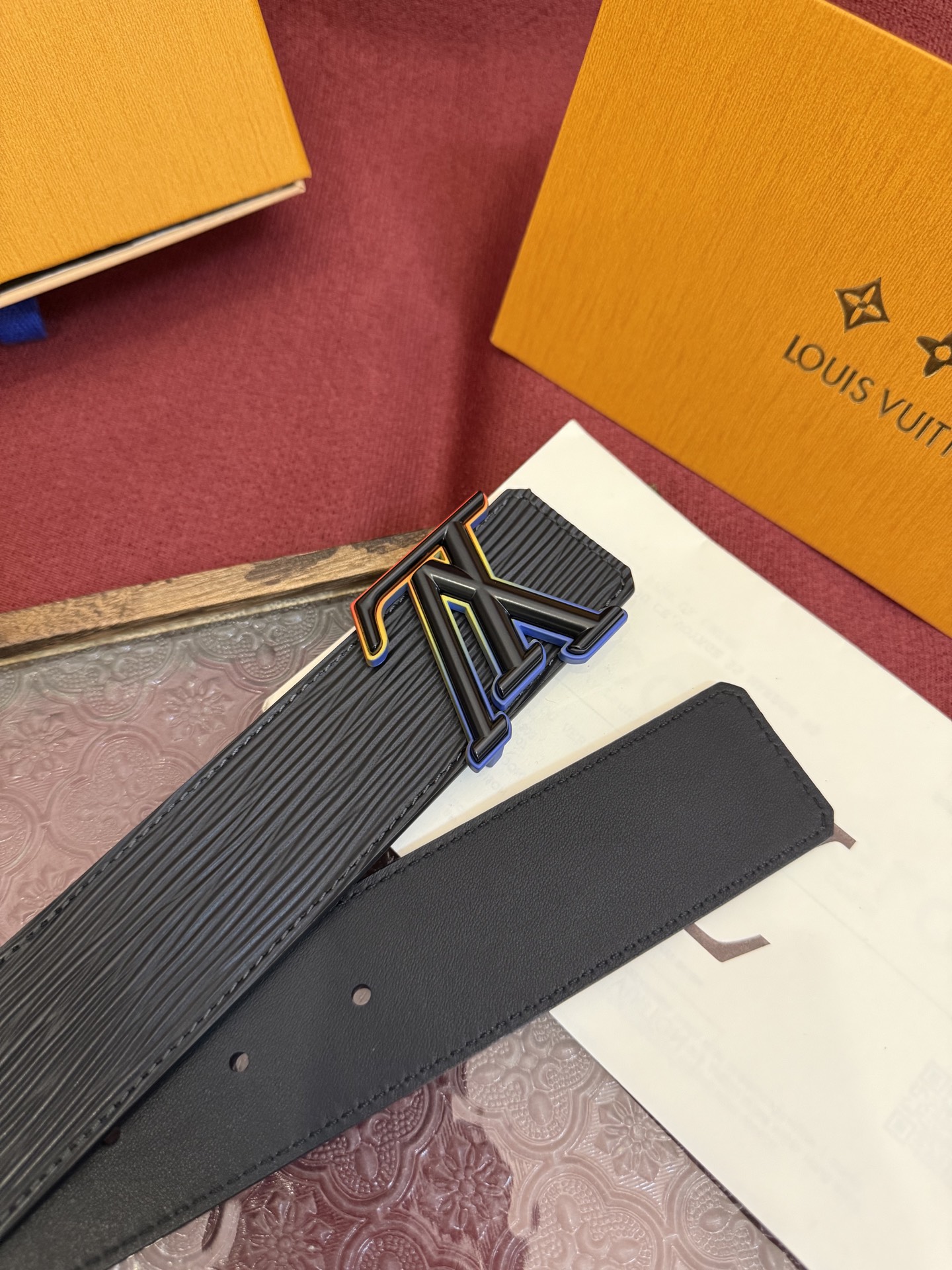 LV Dimension 4.0双面腰带将经典格调引入新颖尺幅设计。皮革压印 LV 字母和 Monogr