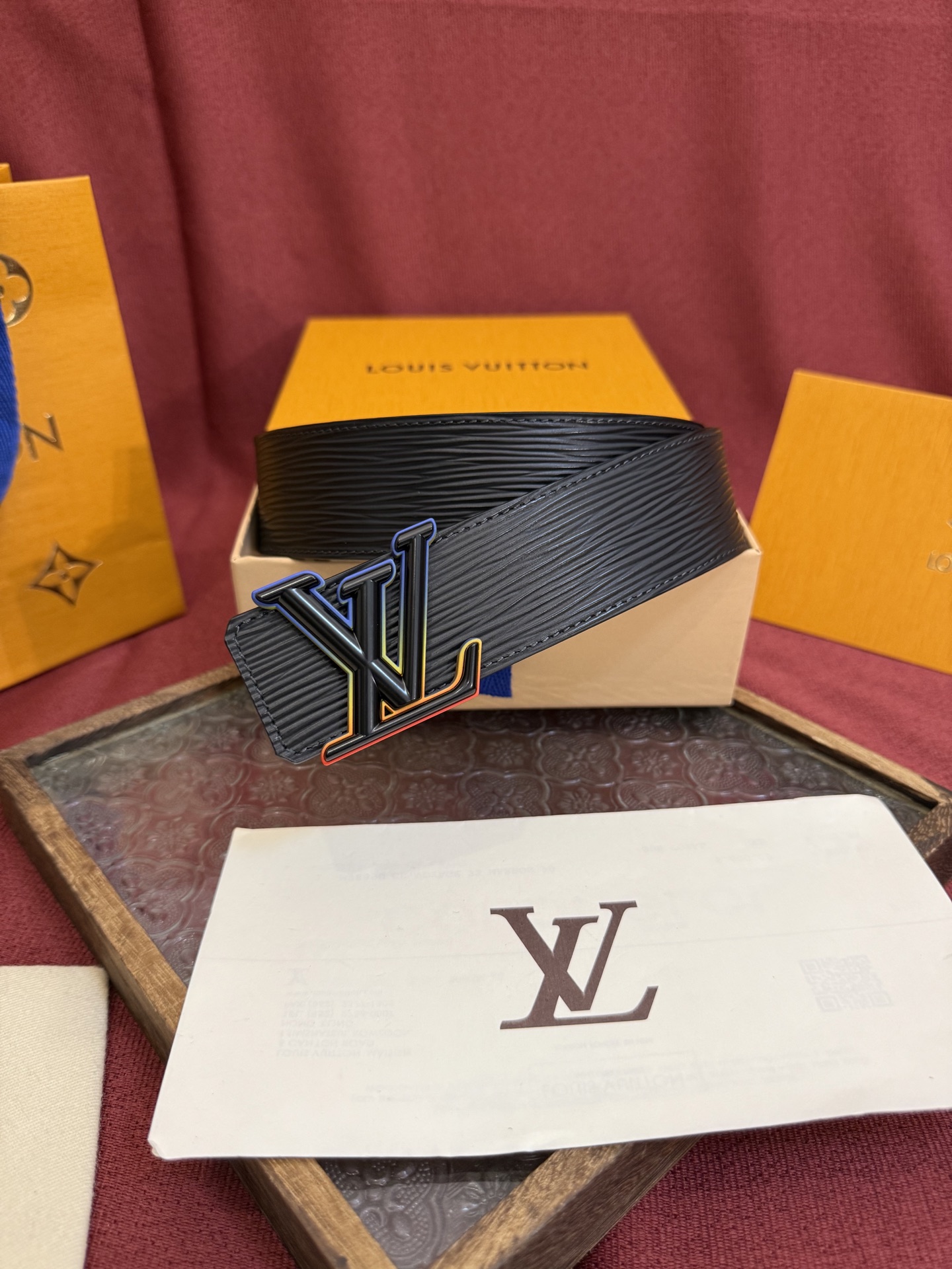 LV Dimension 4.0双面腰带将经典格调引入新颖尺幅设计。皮革压印 LV 字母和 Monogr