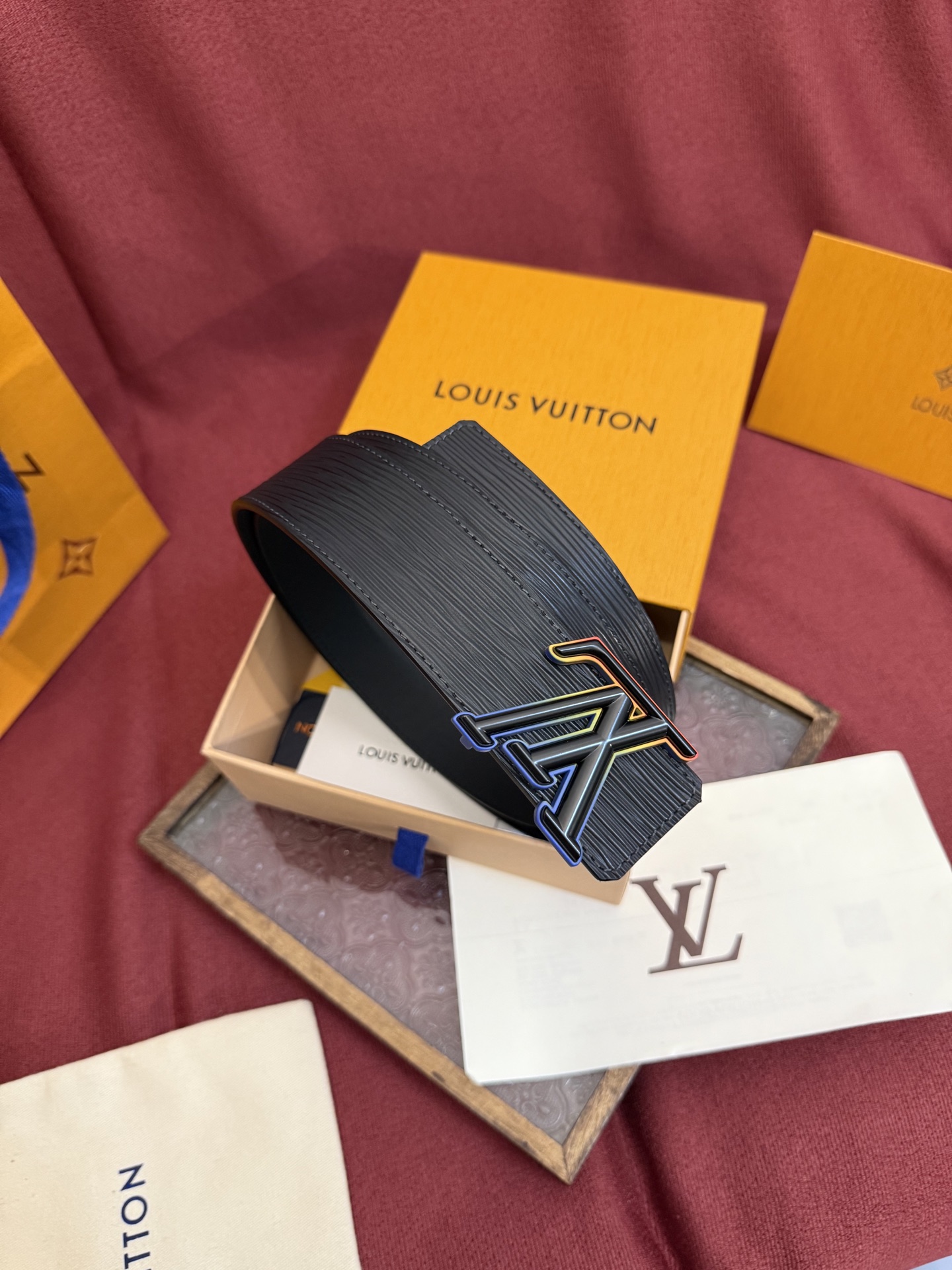 LV Dimension 4.0双面腰带将经典格调引入新颖尺幅设计。皮革压印 LV 字母和 Monogr