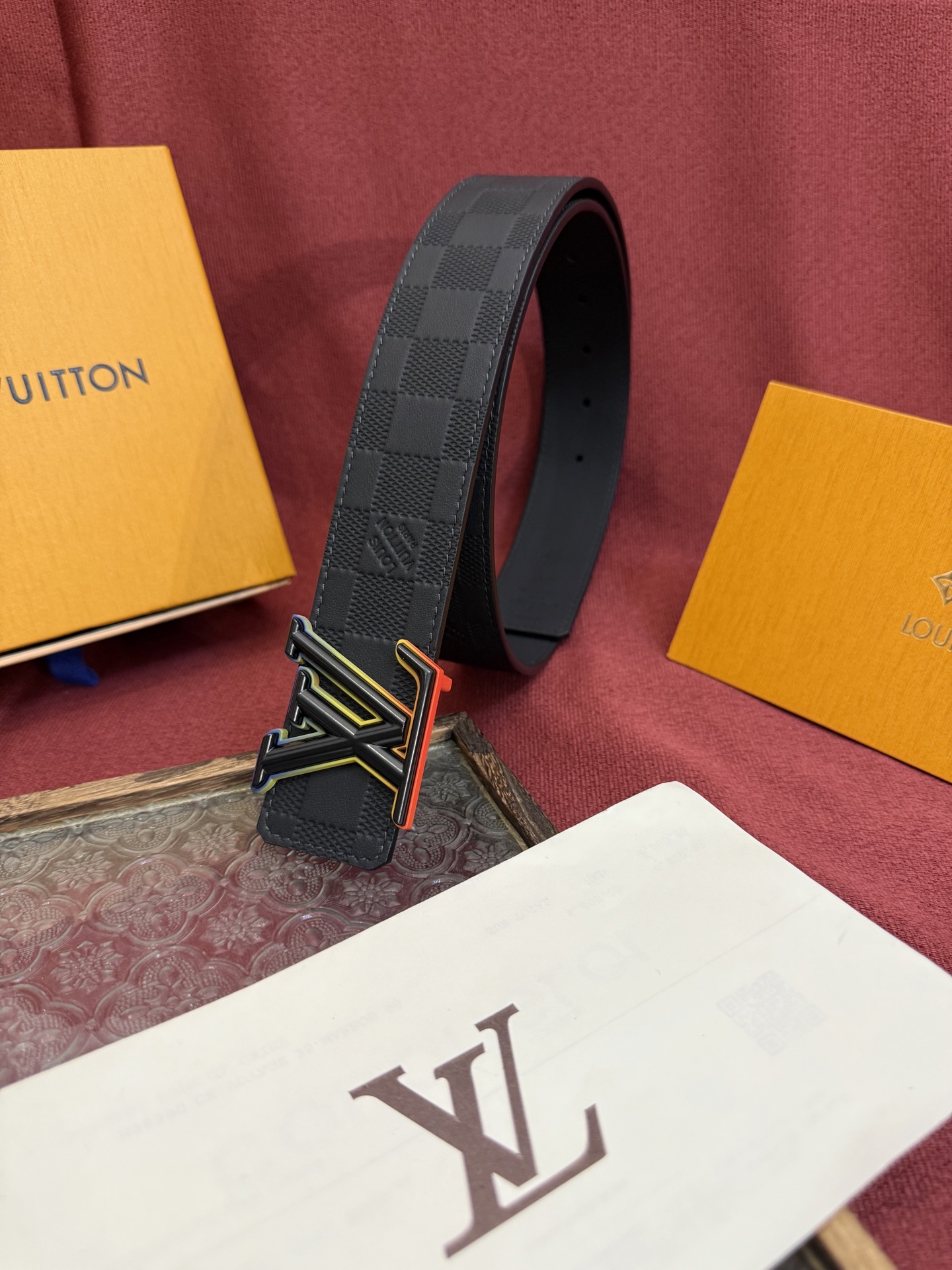 LV Dimension 4.0双面腰带将经典格调引入新颖尺幅设计。皮革压印 LV 字母和 Monogr